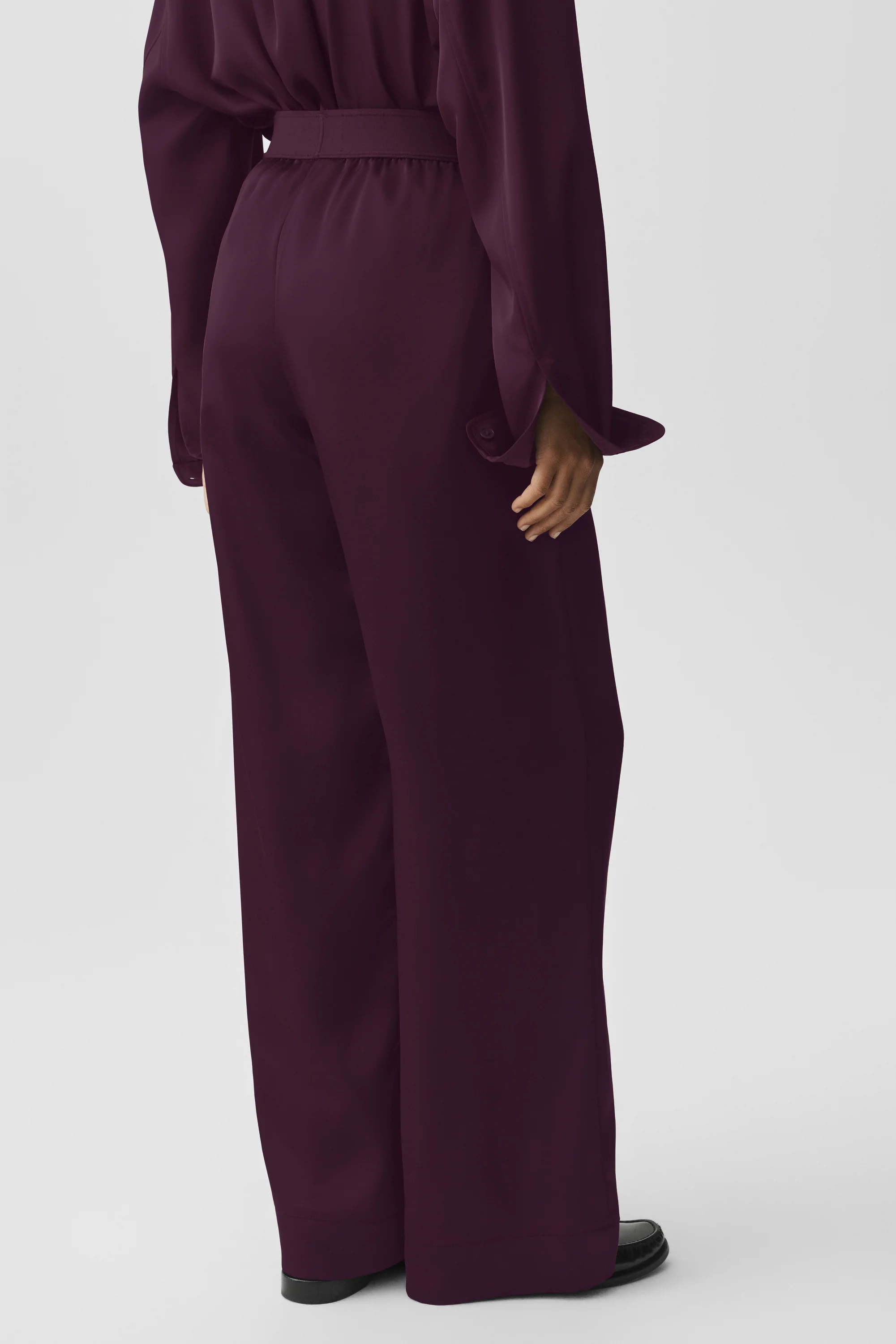 Satin High-Waist Smooth Talker Pant Regular in Rich Bordeaux