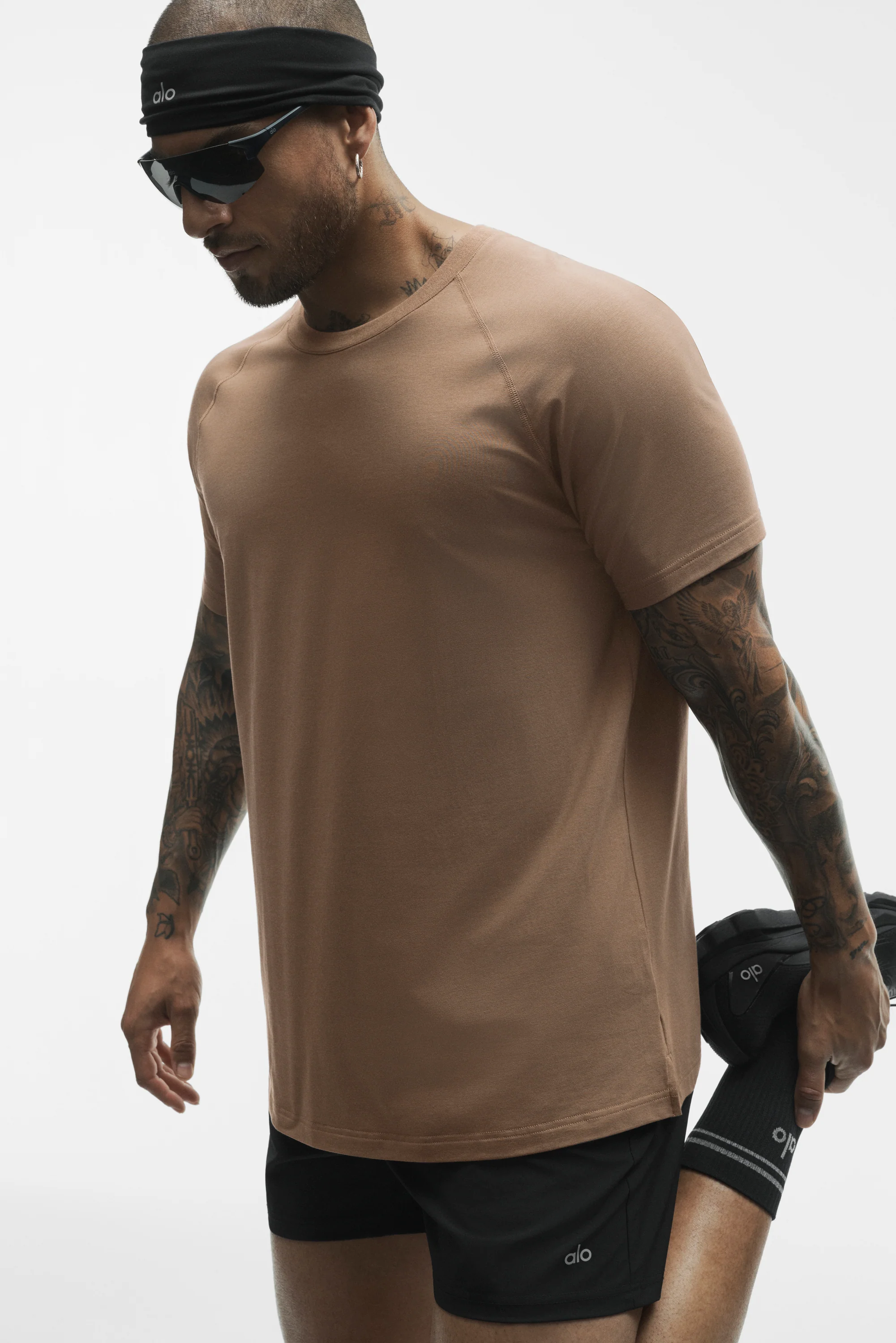 ALO Vapor Crewneck Short Sleeve Sweat-Wicking Training Tee in Java Brown