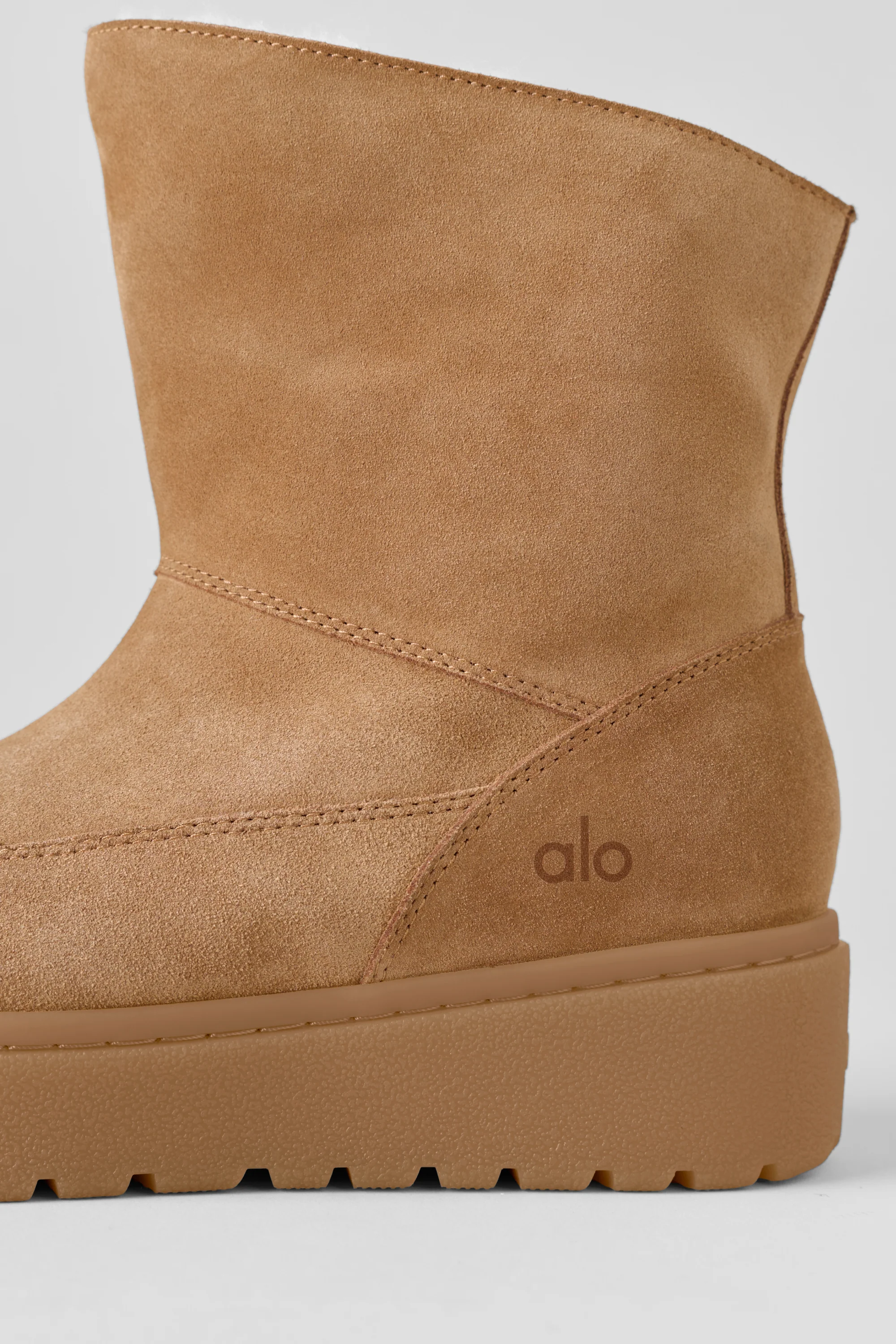 ALO Malibu Boot in sattem Kastanien-Wildleder mit Kunstfellfutter