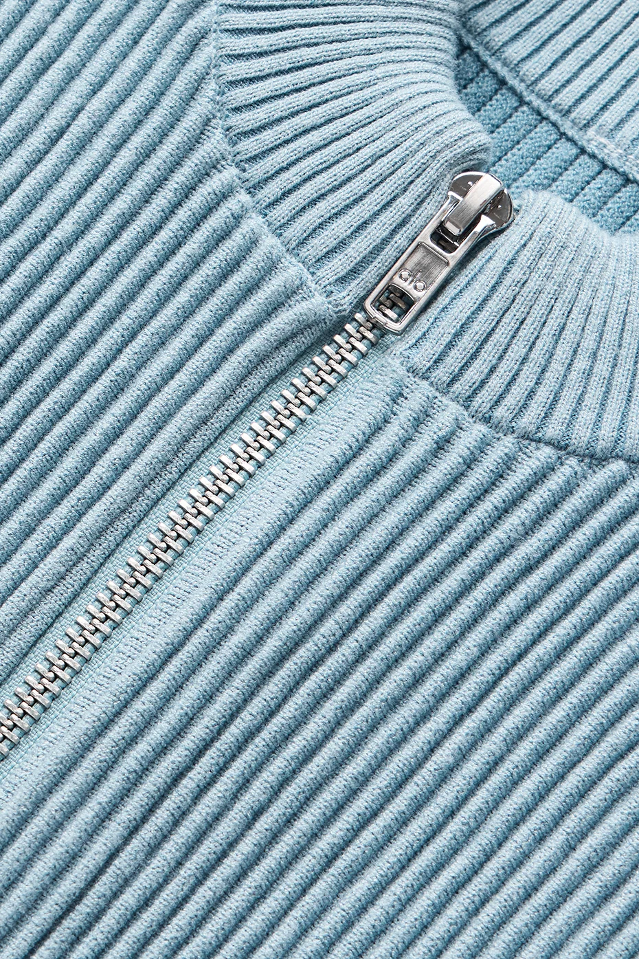 Top smanicato in maglia denim con zip integrale in Celestial Blue