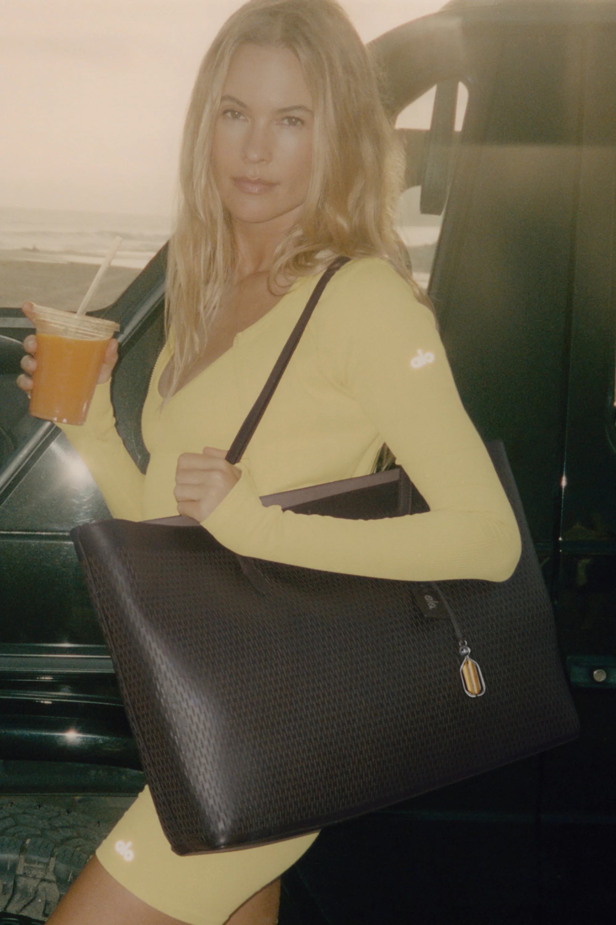 ALO Leather Mesh Tranquility Tote i Espresso med lasercut-detaljer