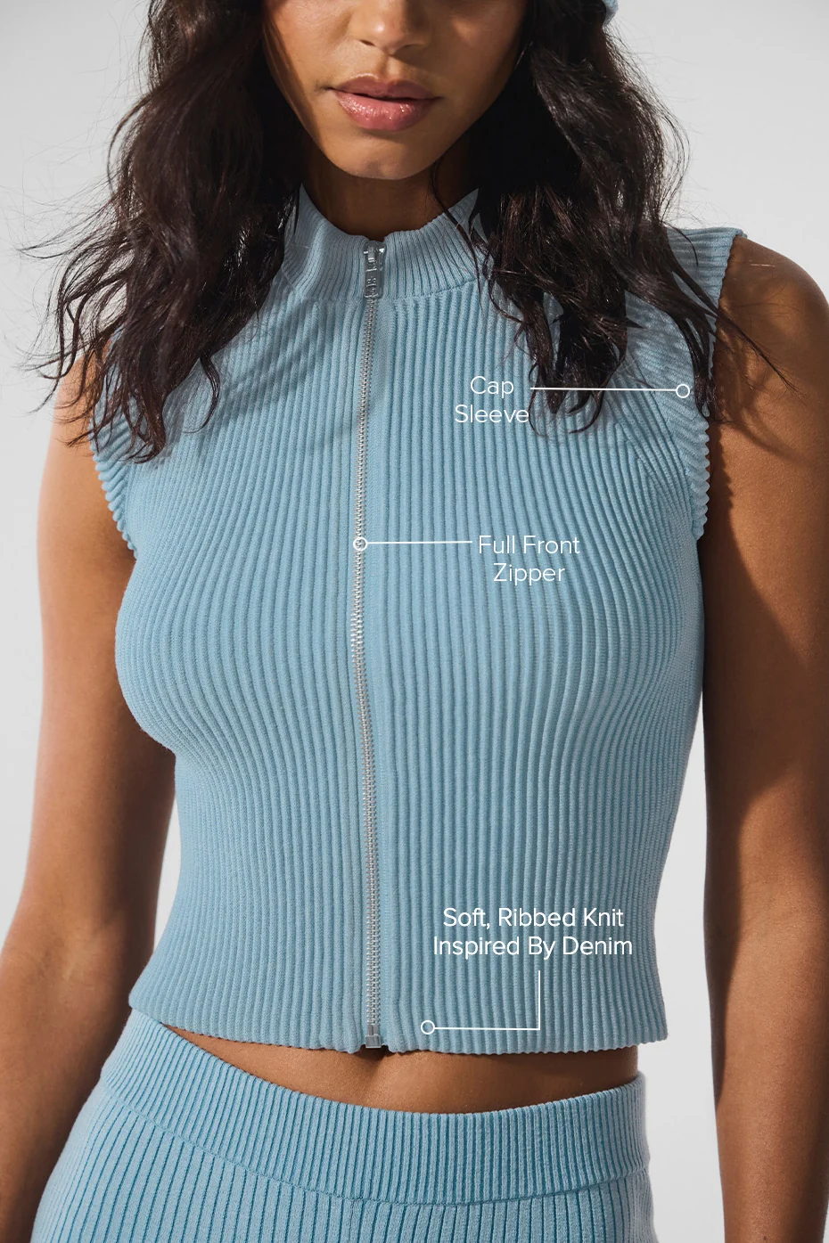 Top smanicato in maglia denim con zip integrale in Celestial Blue