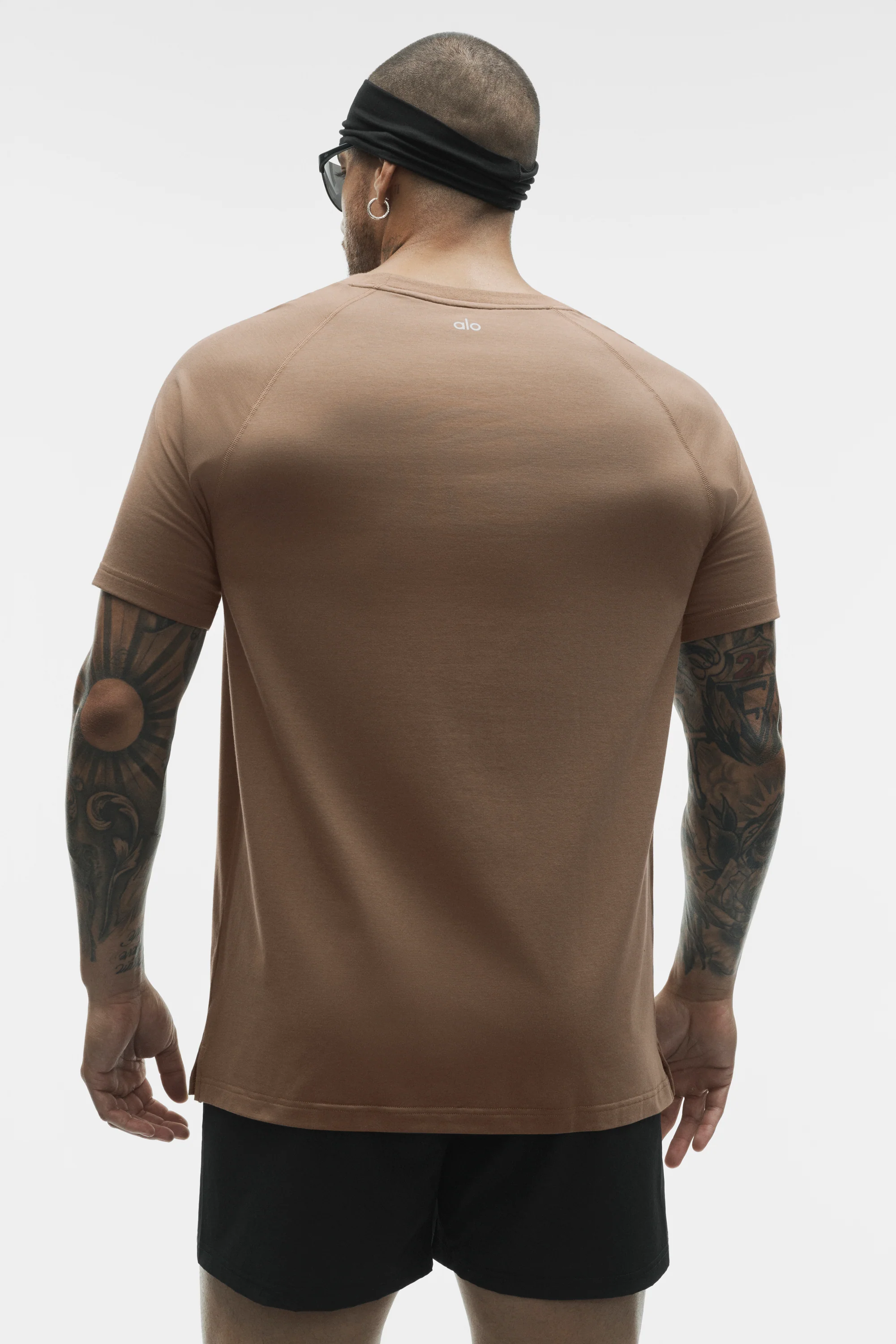 ALO Vapor Crewneck Short Sleeve Sweat-Wicking Training Tee in Java Brown