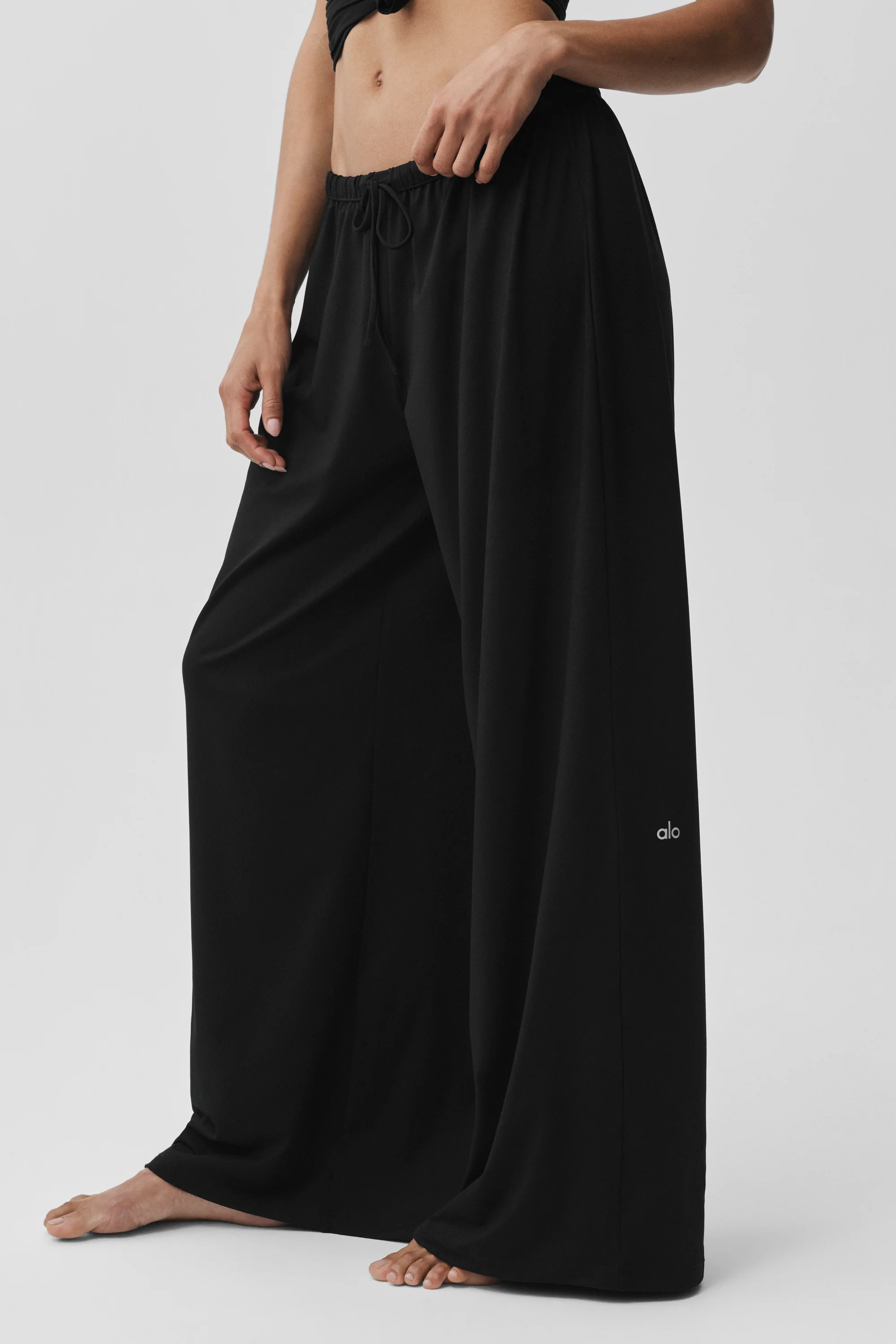 Alosoft Finesse Mid-Rise Wide Leg Sweatpant in Black