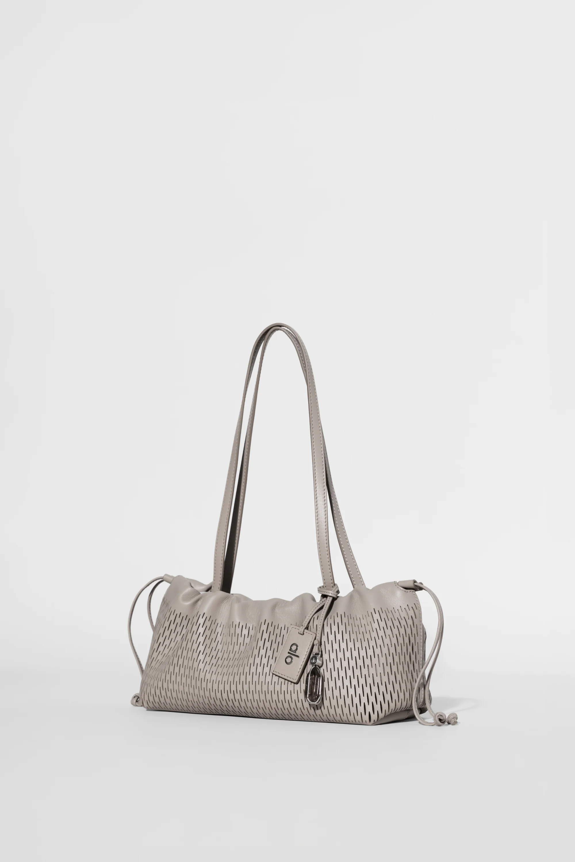 ALO Leather Mesh Mini Unwind Cinch-väska i Warm Gravel
