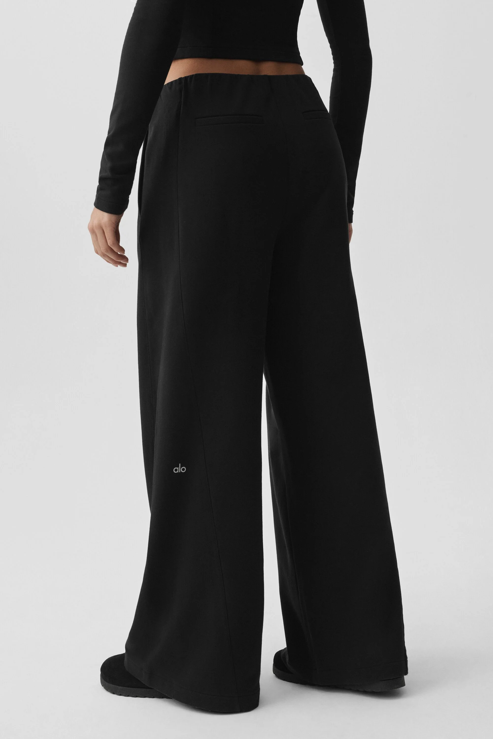 Sway Mid-Rise On The Go Pant in zwart met ritszakken