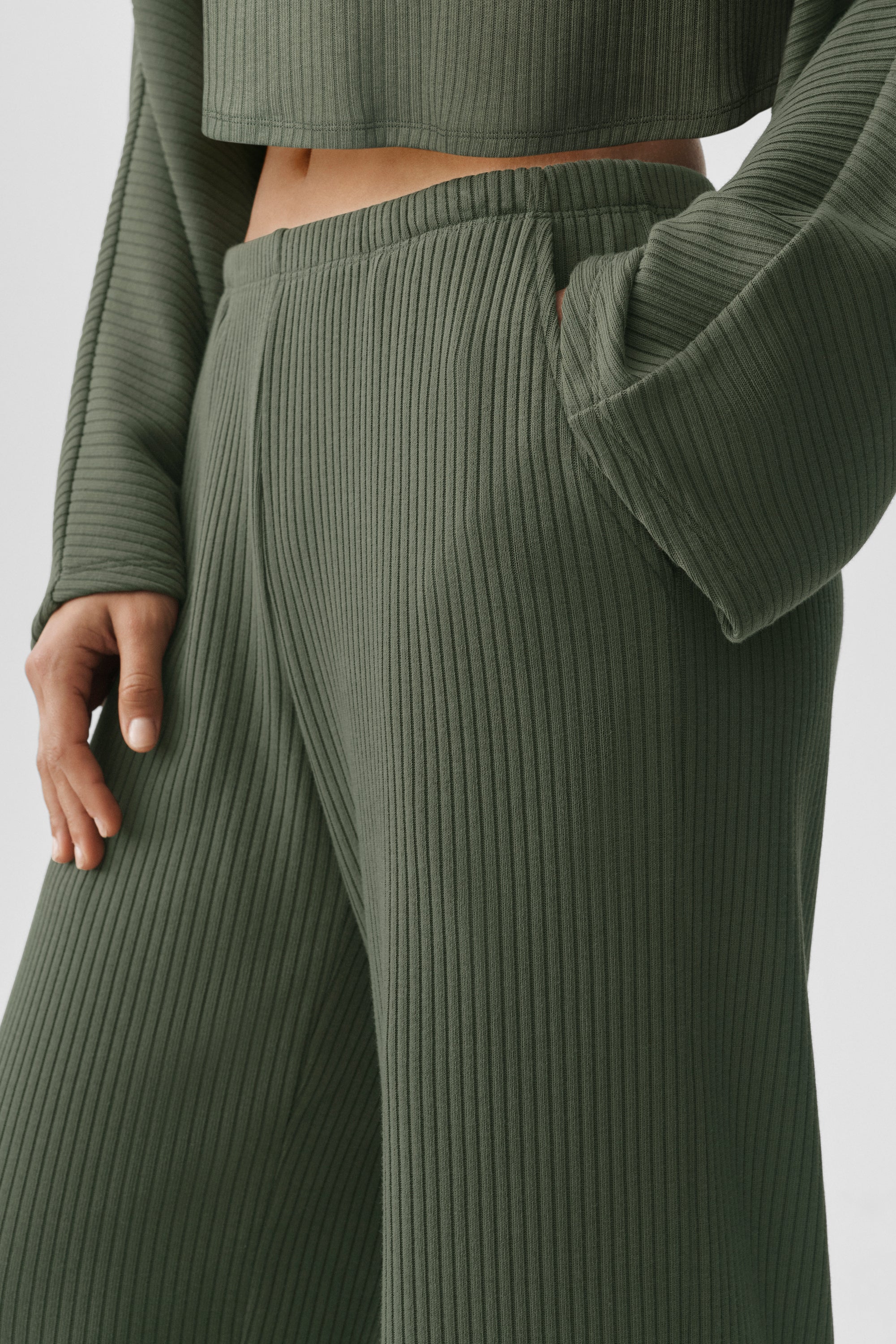 Pantalone Reset a vita media a coste in Bamboo Green, gamba dritta