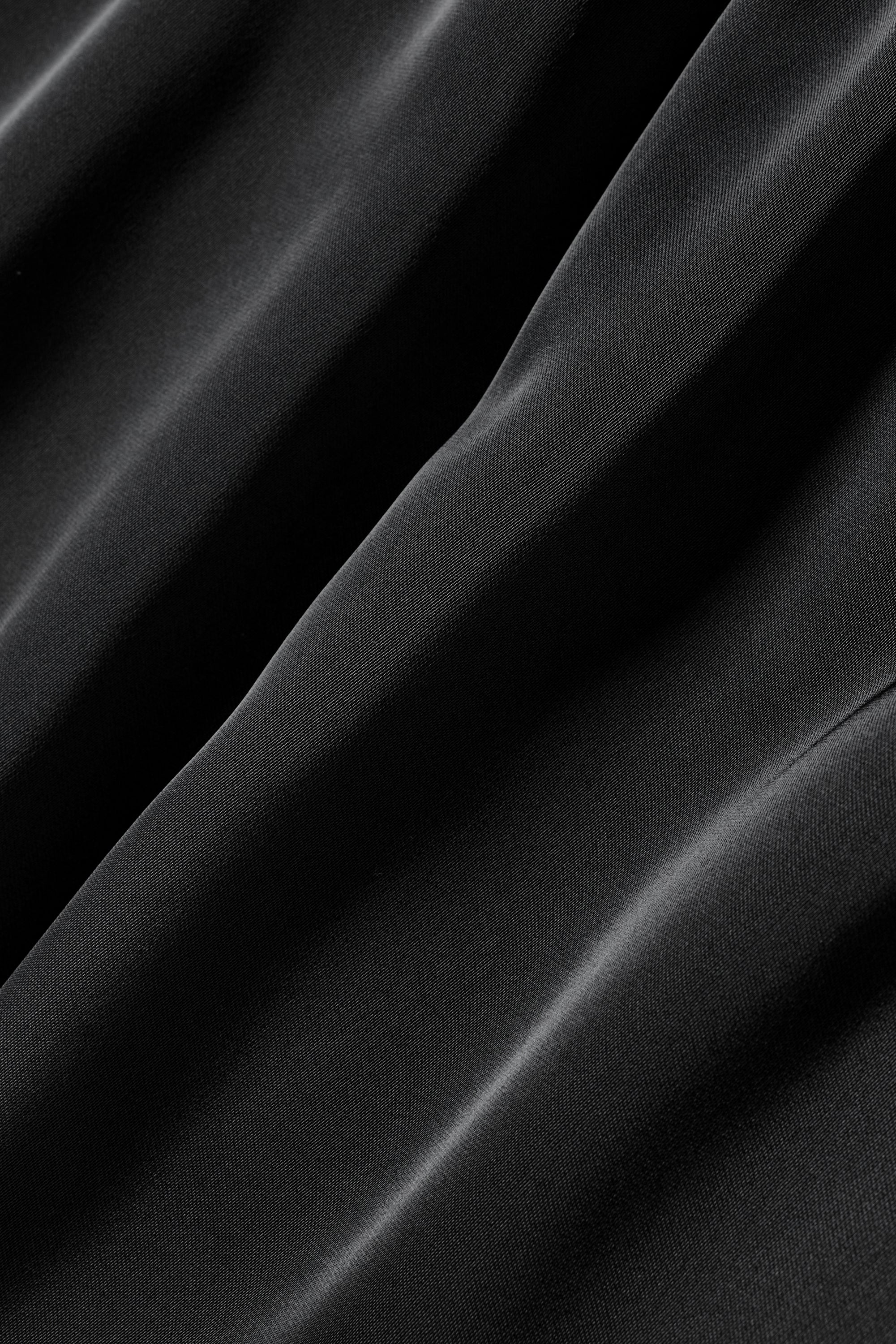 Satin-High-Waist-Shorts Smooth Talker in Schwarz mit Seitentaschen