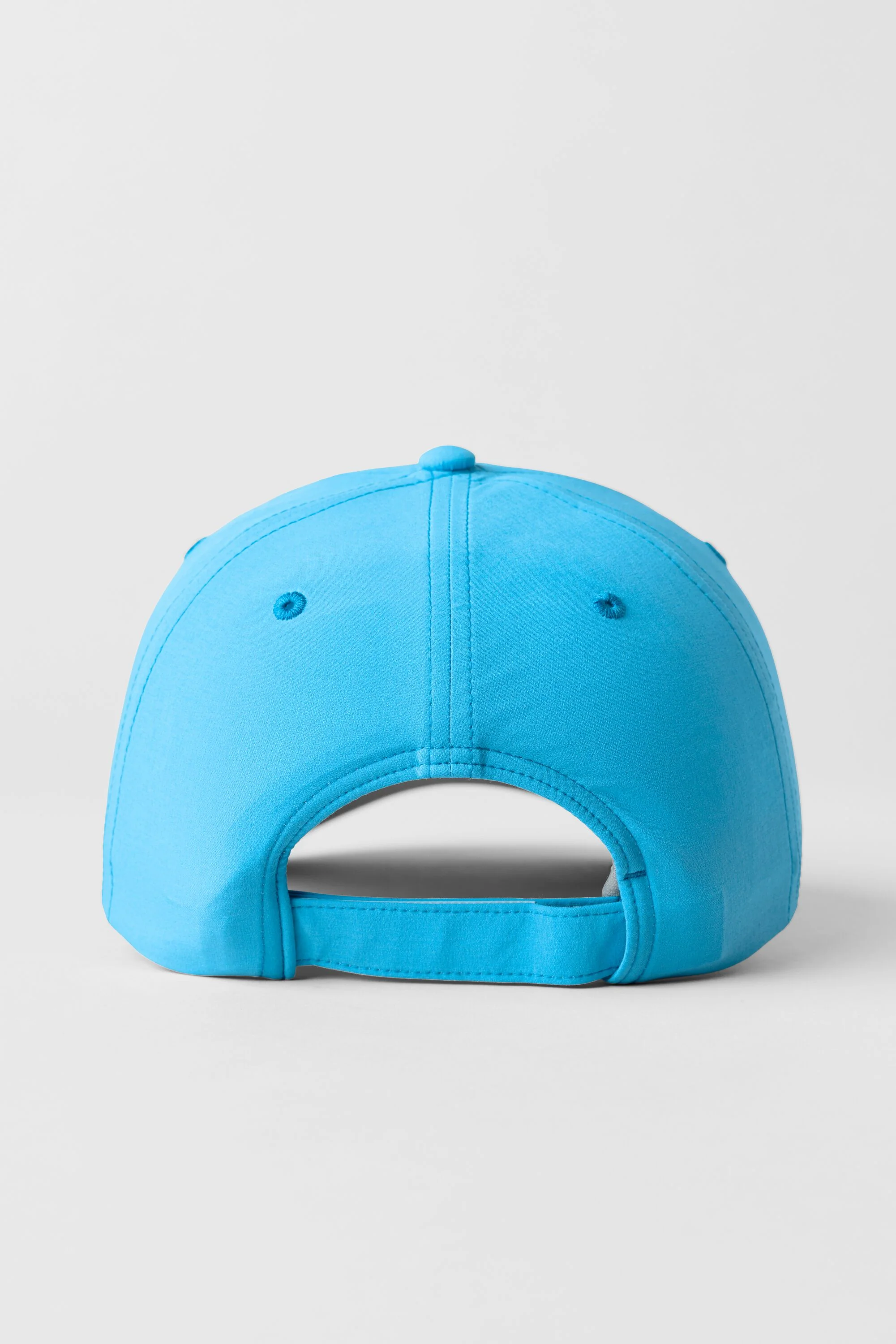 Boné Off-Duty de performance em Azul Azure com tira ajustável de Velcro