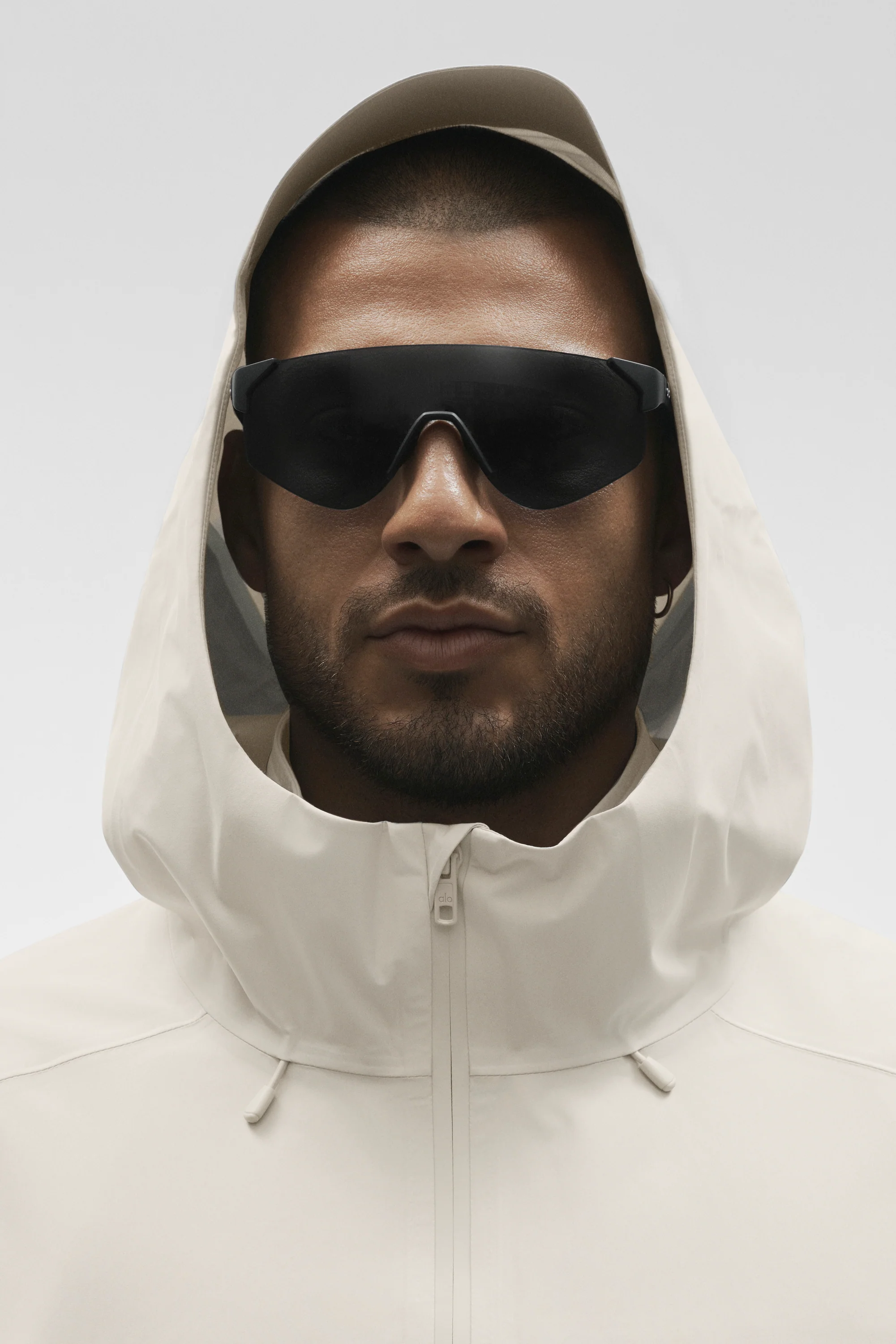Casaco Alpha Shell em tom Bone com tecido resistente à água e costuras seladas