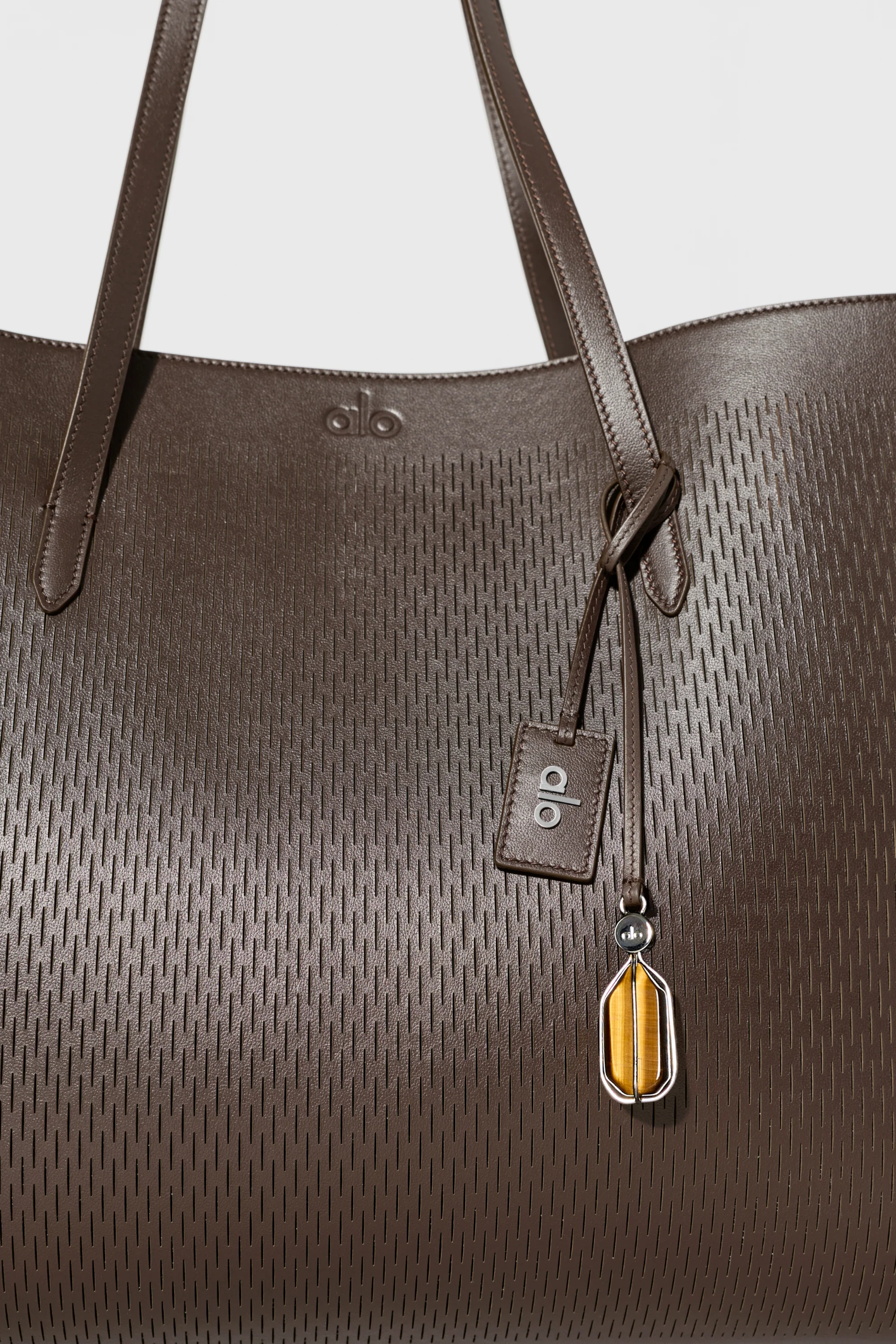 ALO Leather Mesh Tranquility Tote i Espresso med lasercut-detaljer
