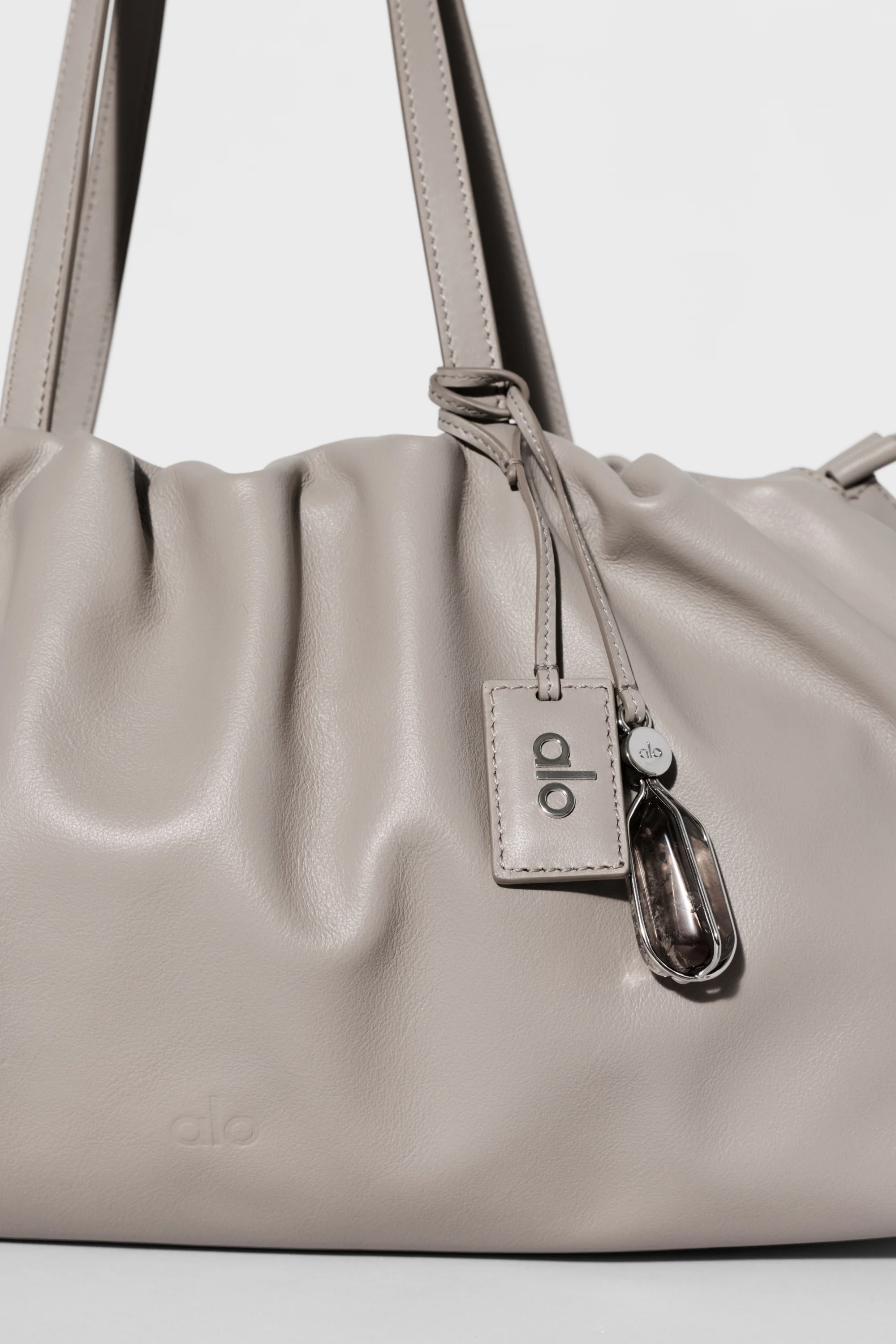 Bolso Unwind Cinch ALO en piel Warm Gravel con cierre de cordón