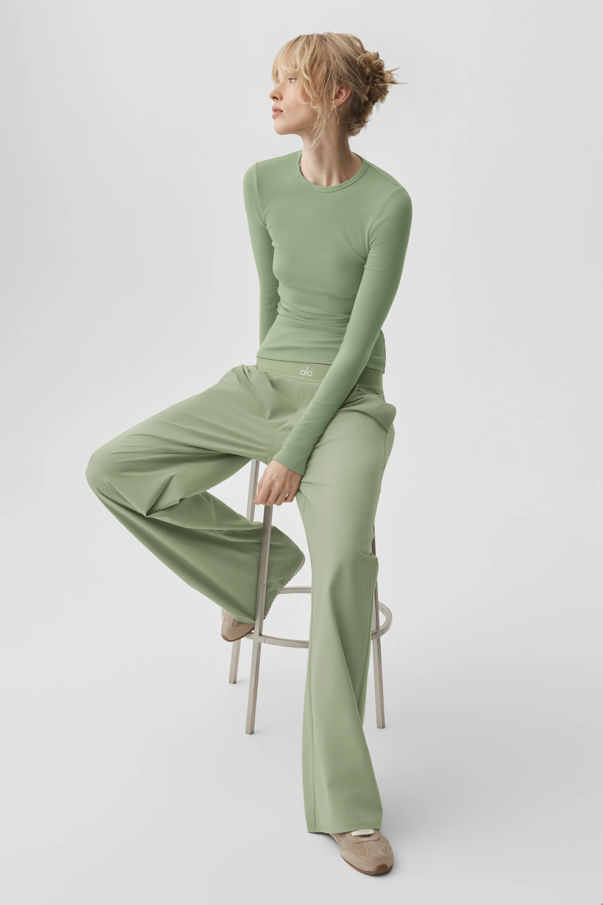 Suit Up Trouser Long in Dune Grass mit entspanntem, tailliertem Schnitt