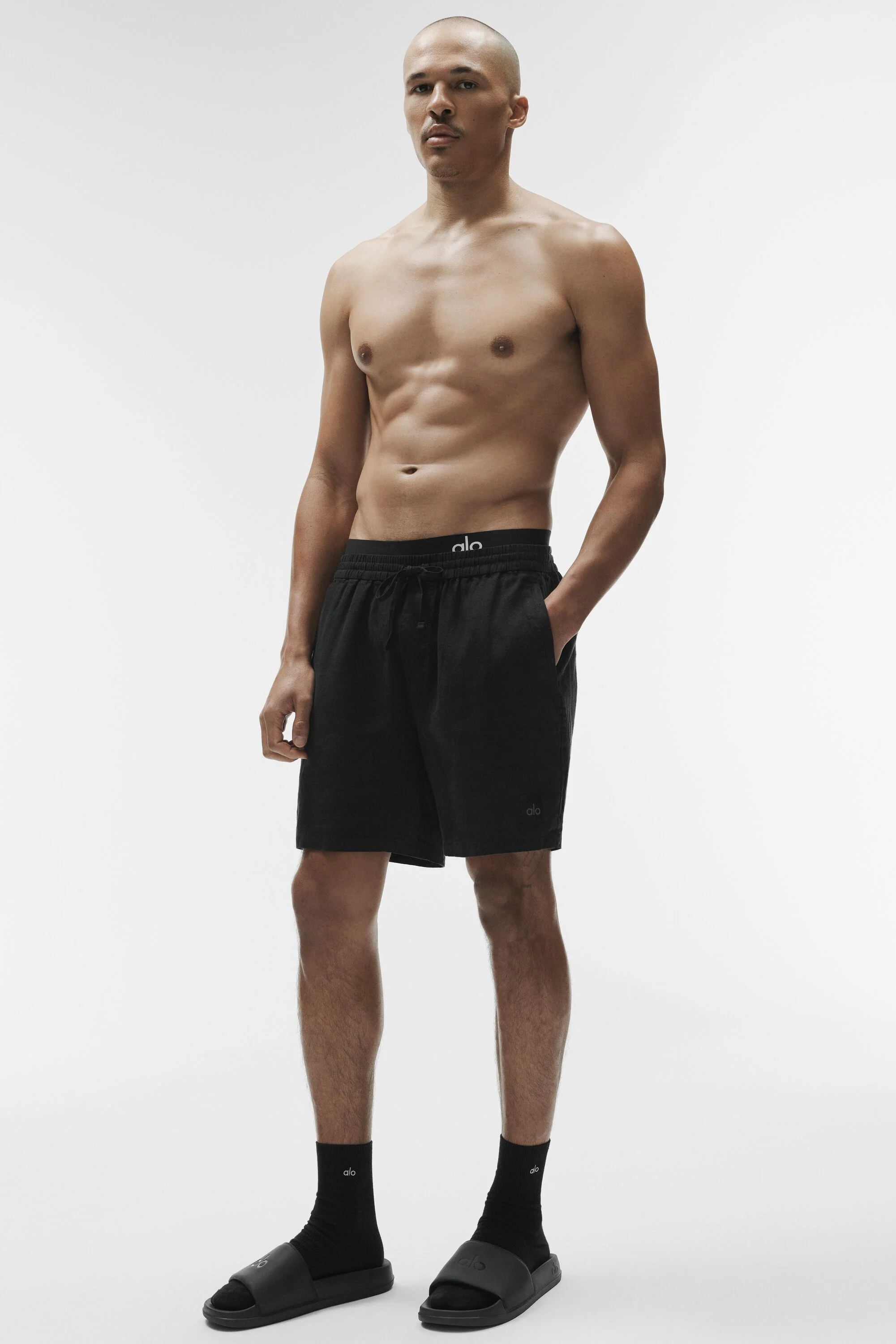 Alo Yoga 7" Linen Days-shorts til mænd i sort