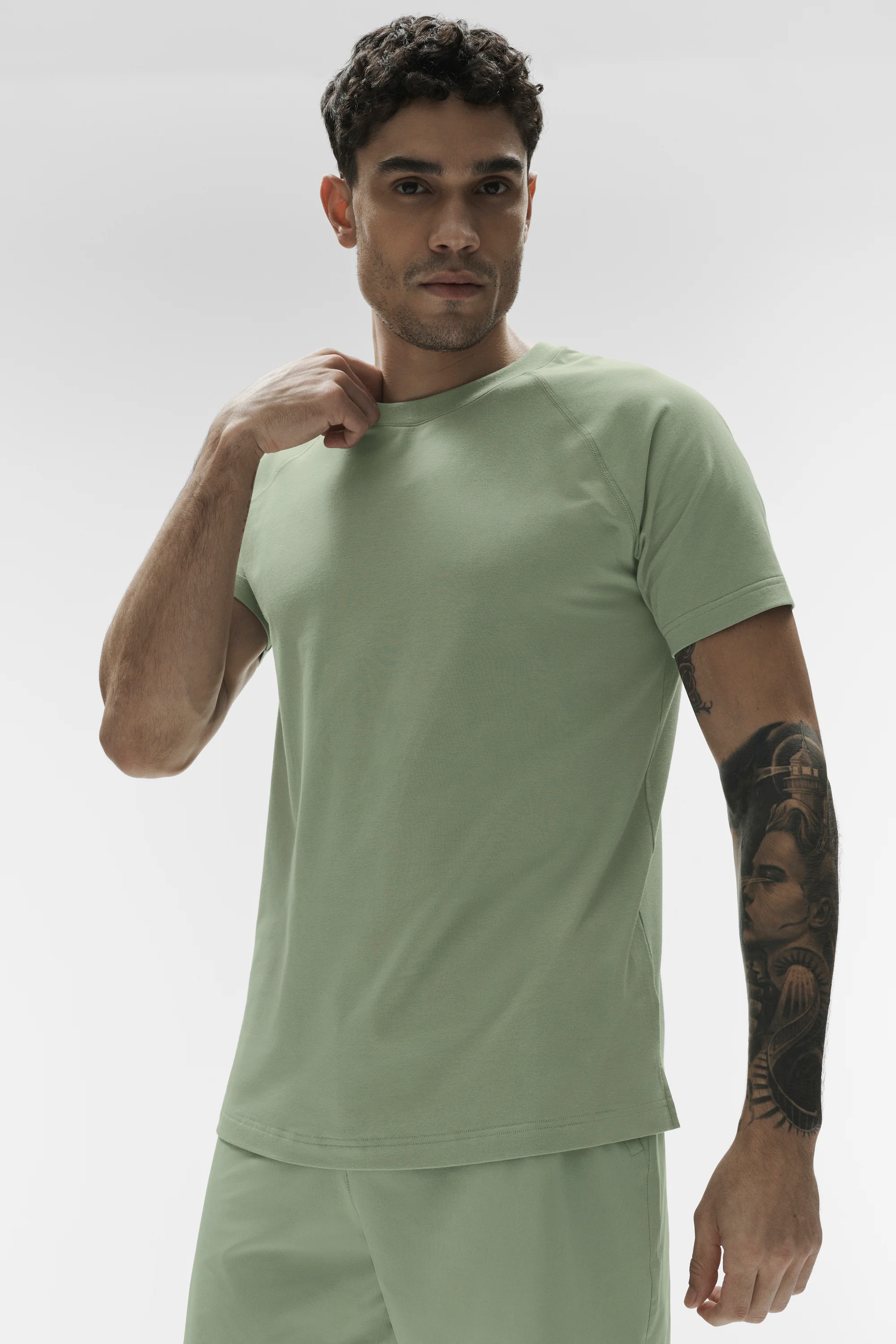 ALO Vapor Crewneck Short Sleeve Tee in Dune Grass