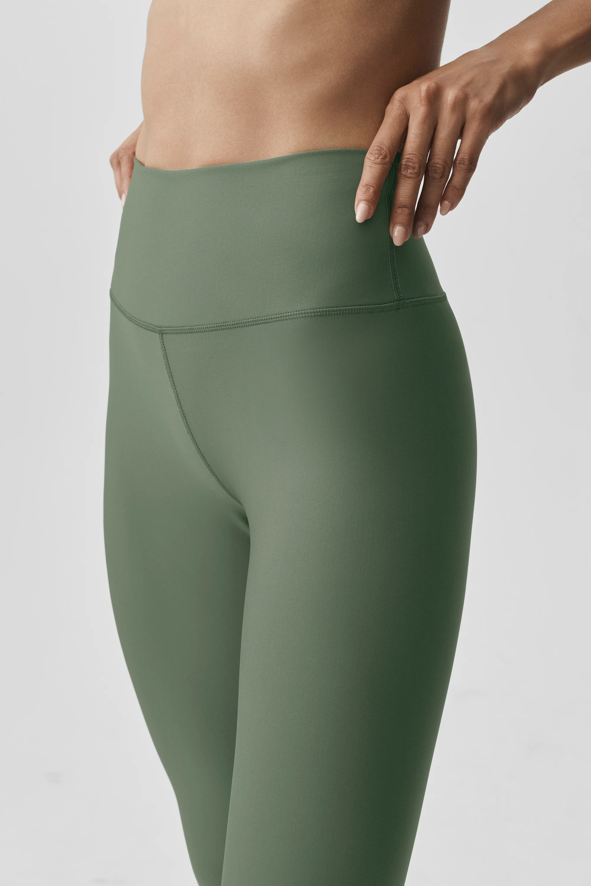 7/8-Leggings „High-Waist Airlift“ in Bamboo Green – formende Leggings mit Glanz