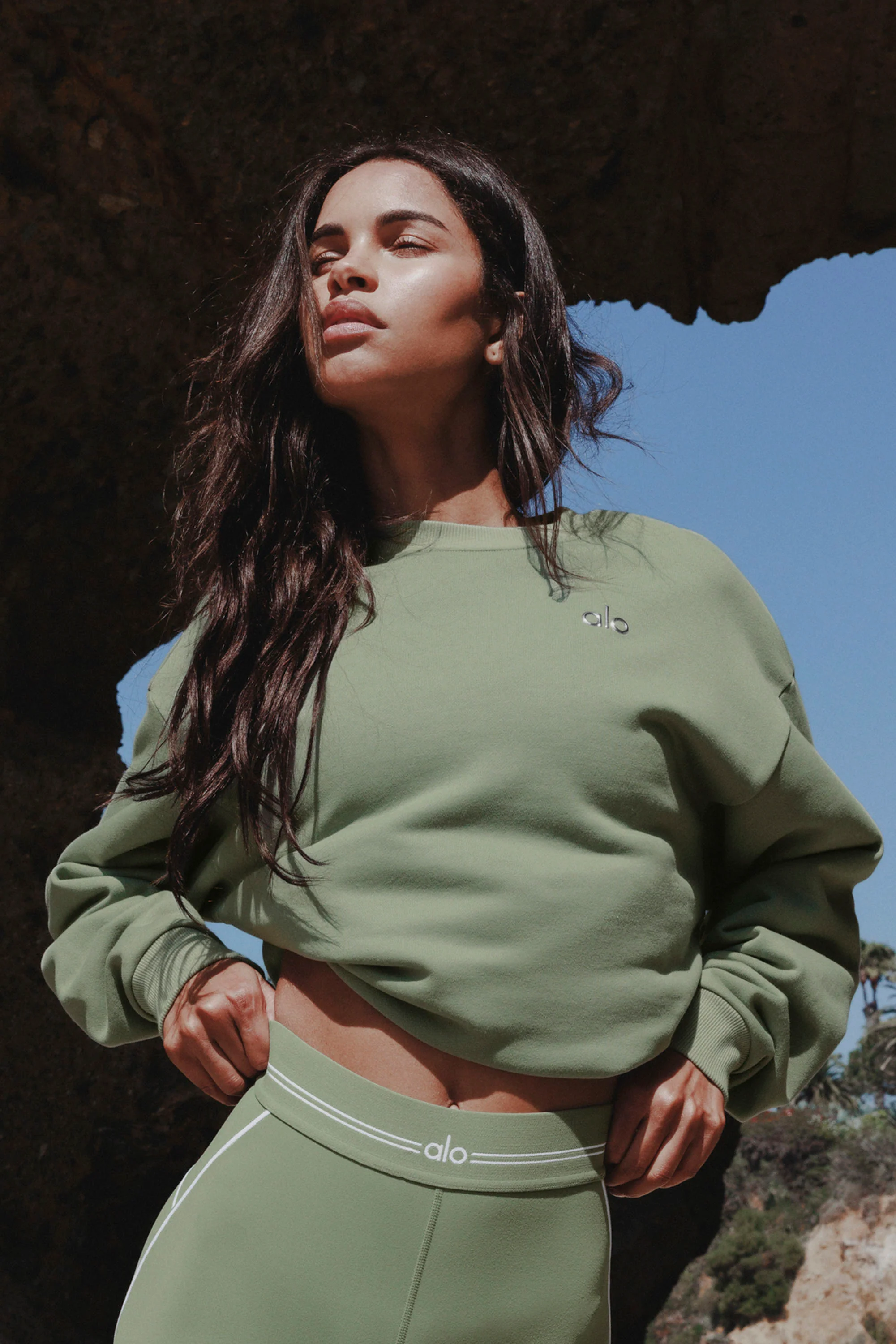 Accolade Crew Neck Pullover Sweatshirt in Dune Grass