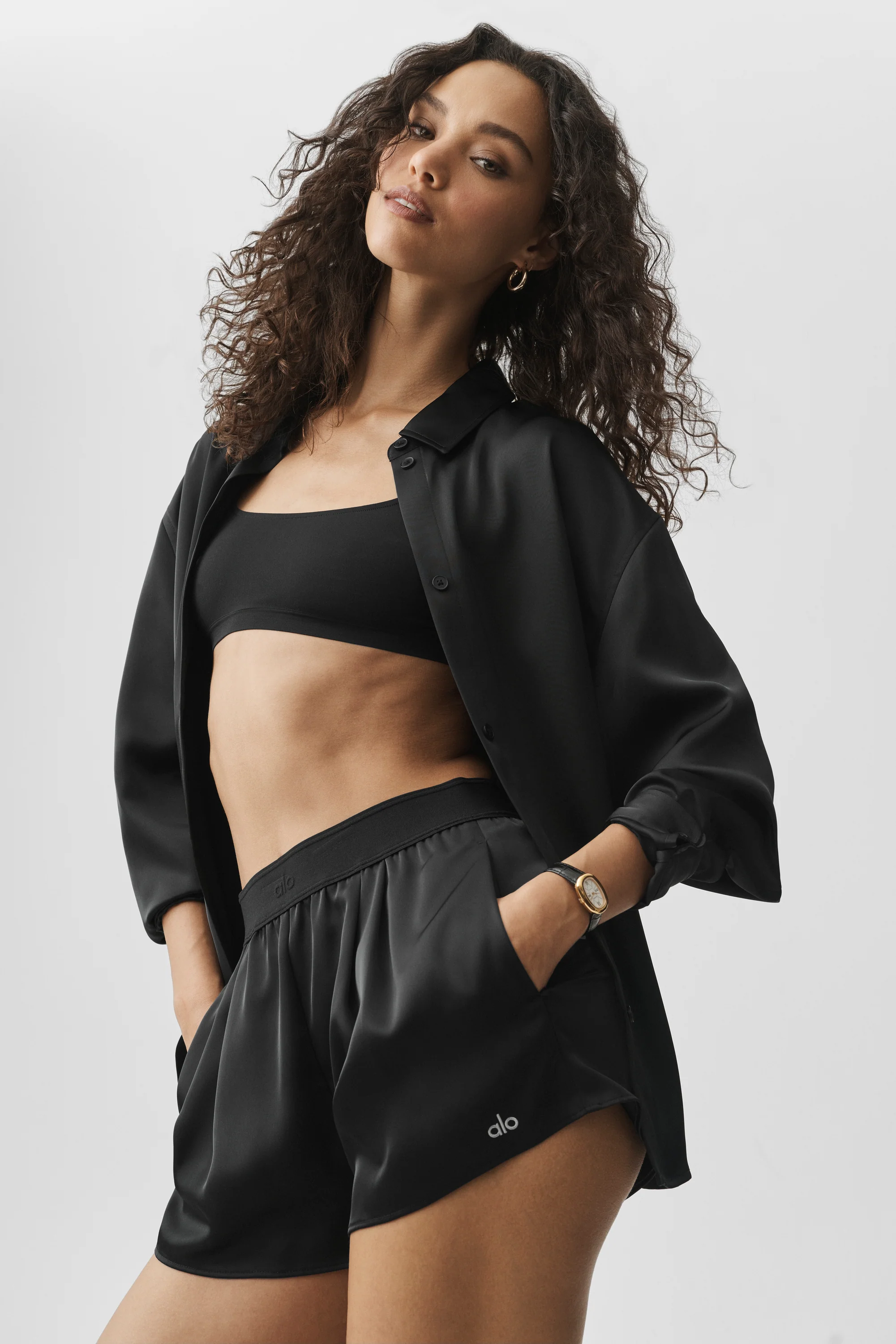 Satin-High-Waist-Shorts Smooth Talker in Schwarz mit Seitentaschen