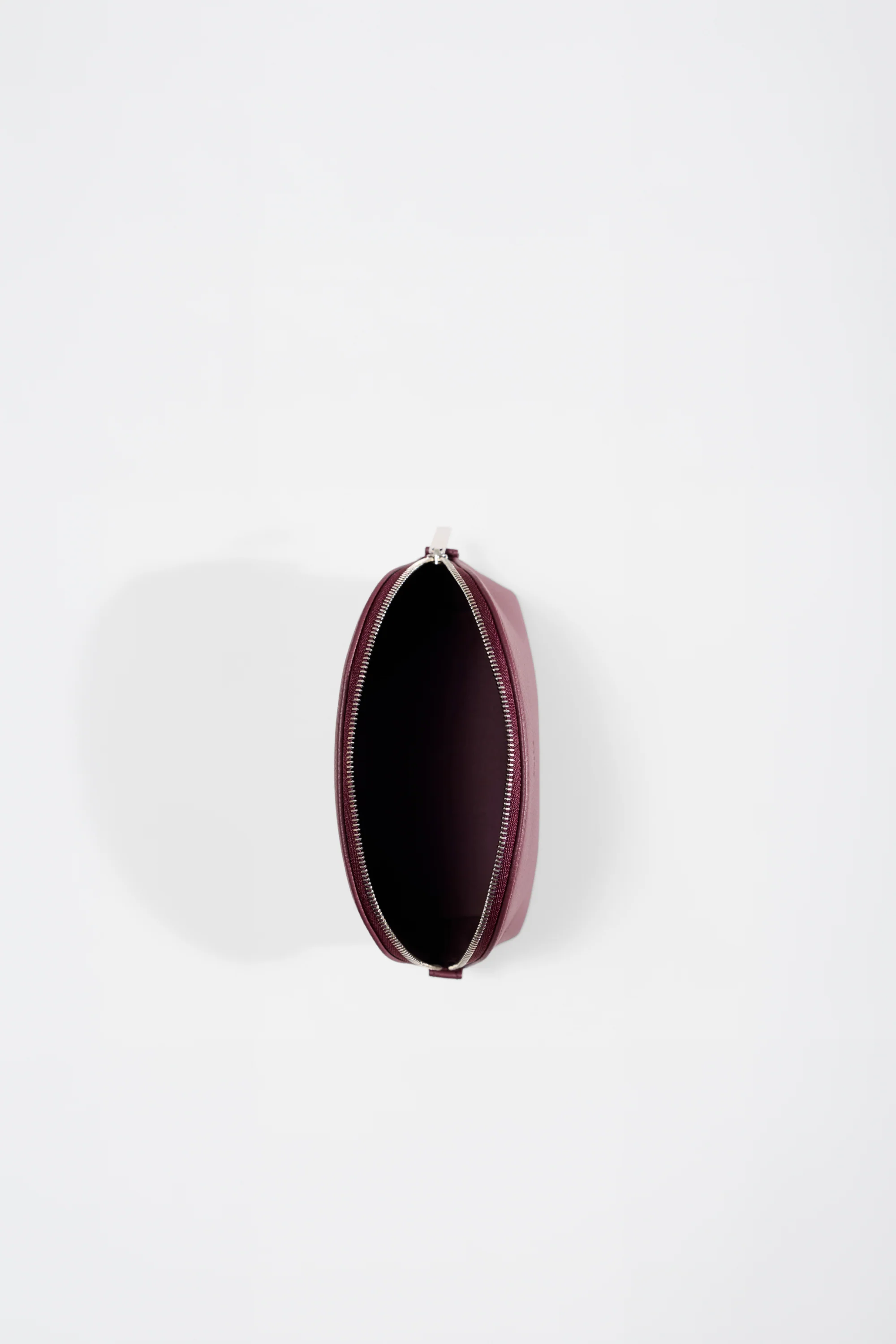 Kleine Crescent Pouch aus Bordeaux-Leder mit Messingreißverschluss