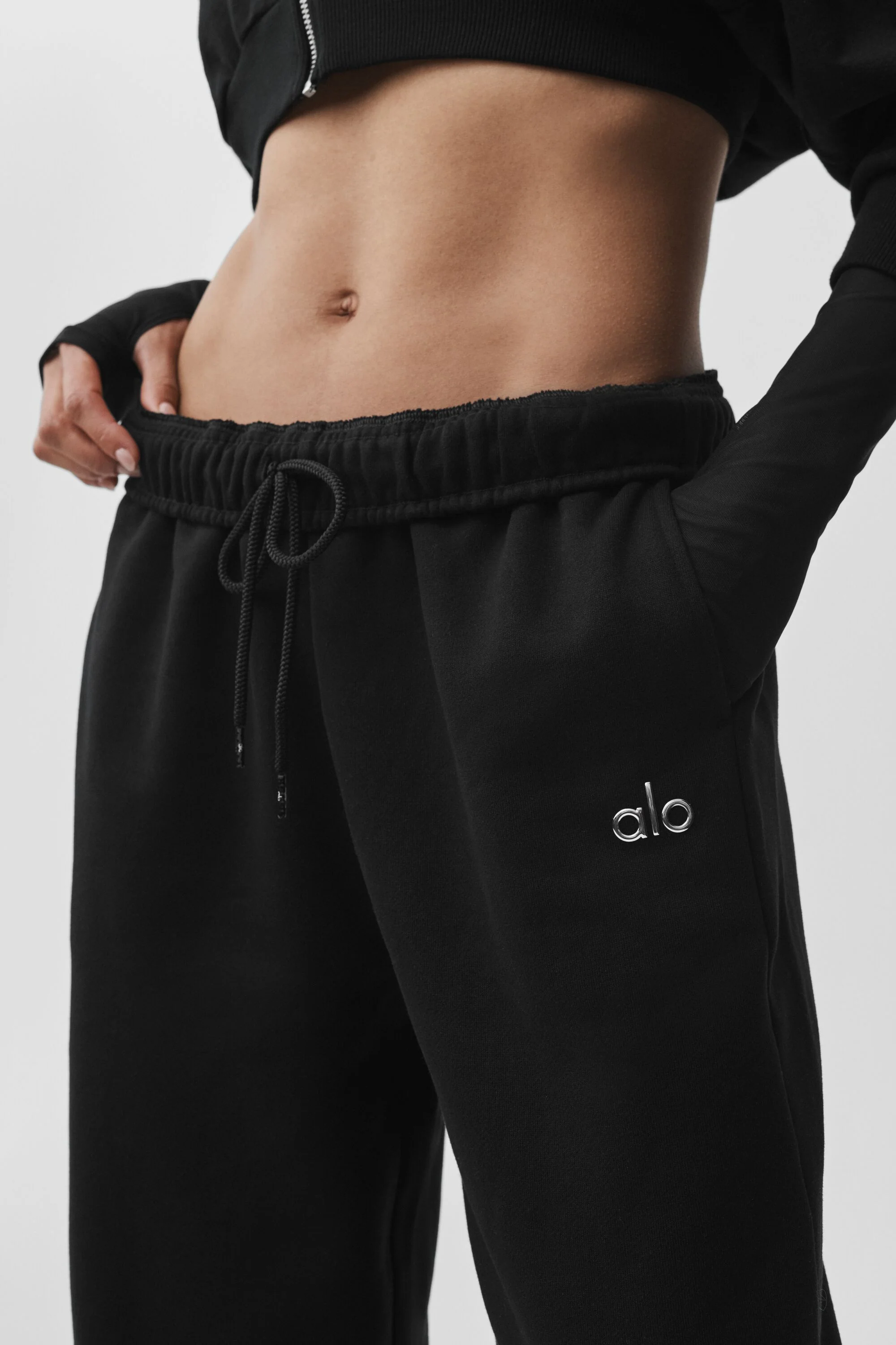 Pantalone tuta Accolade nero con orlo tagliato a metà polpaccio in French Terry
