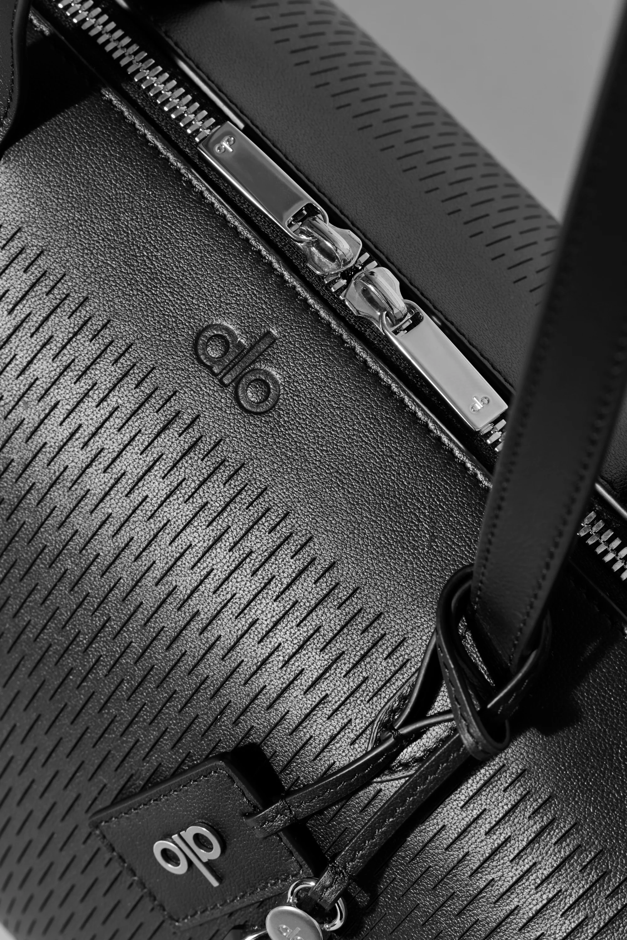 ALO Leather Mesh Shoulder Voyage -olkalaukku, musta leather mesh