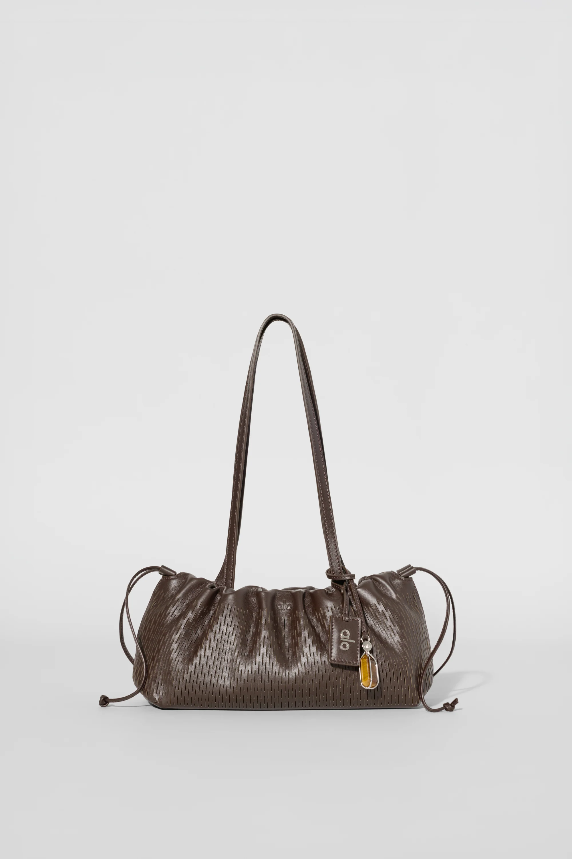ALO Leather Mesh Mini Unwind Cinch-väska i espresso
