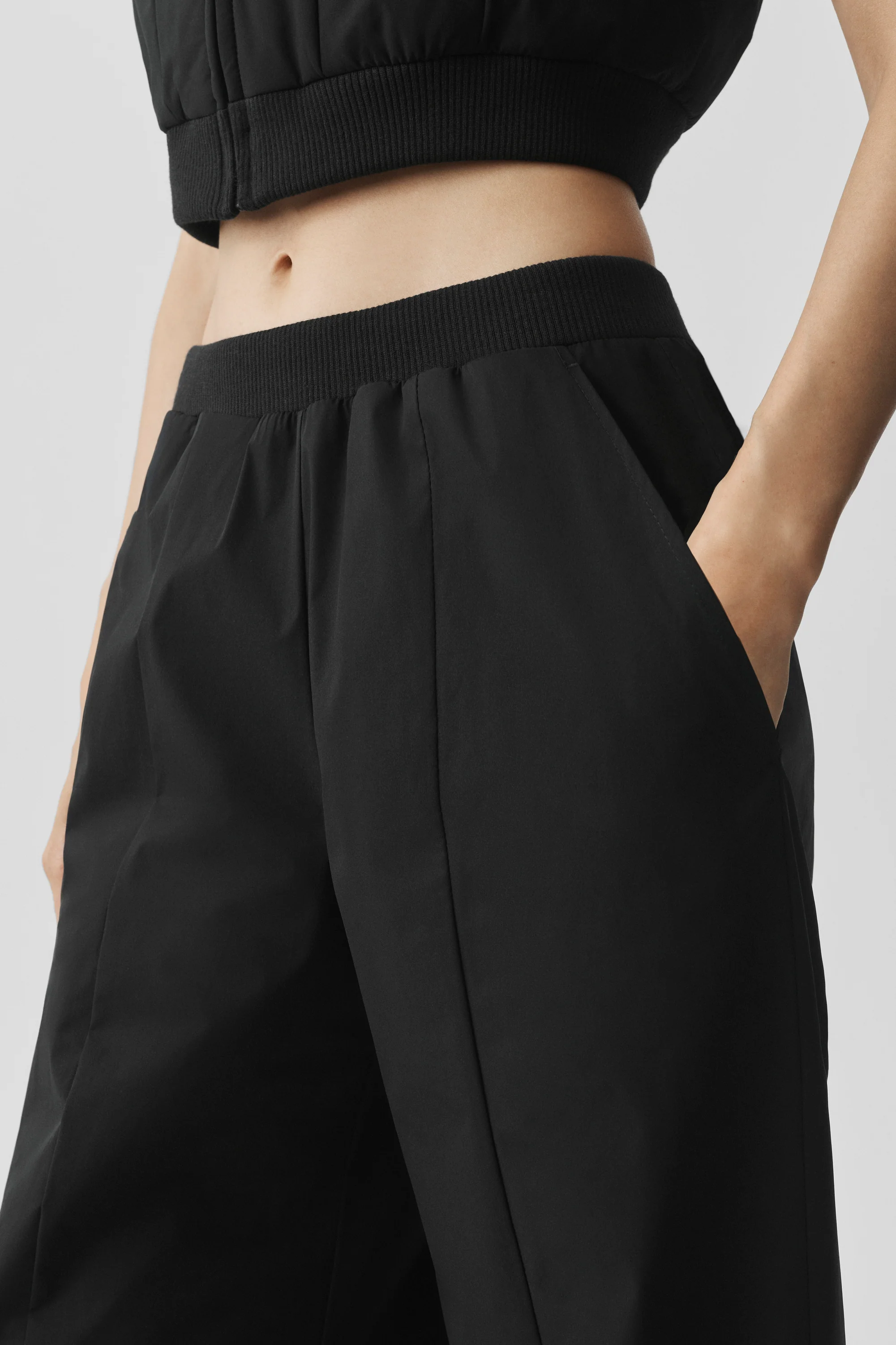 High-Waist Momentum Straight Leg Pant in Black