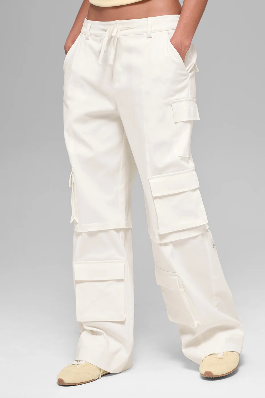 Mid-Rise Scout Cargo Pant i Ivory med Relaxed Fit og snøre