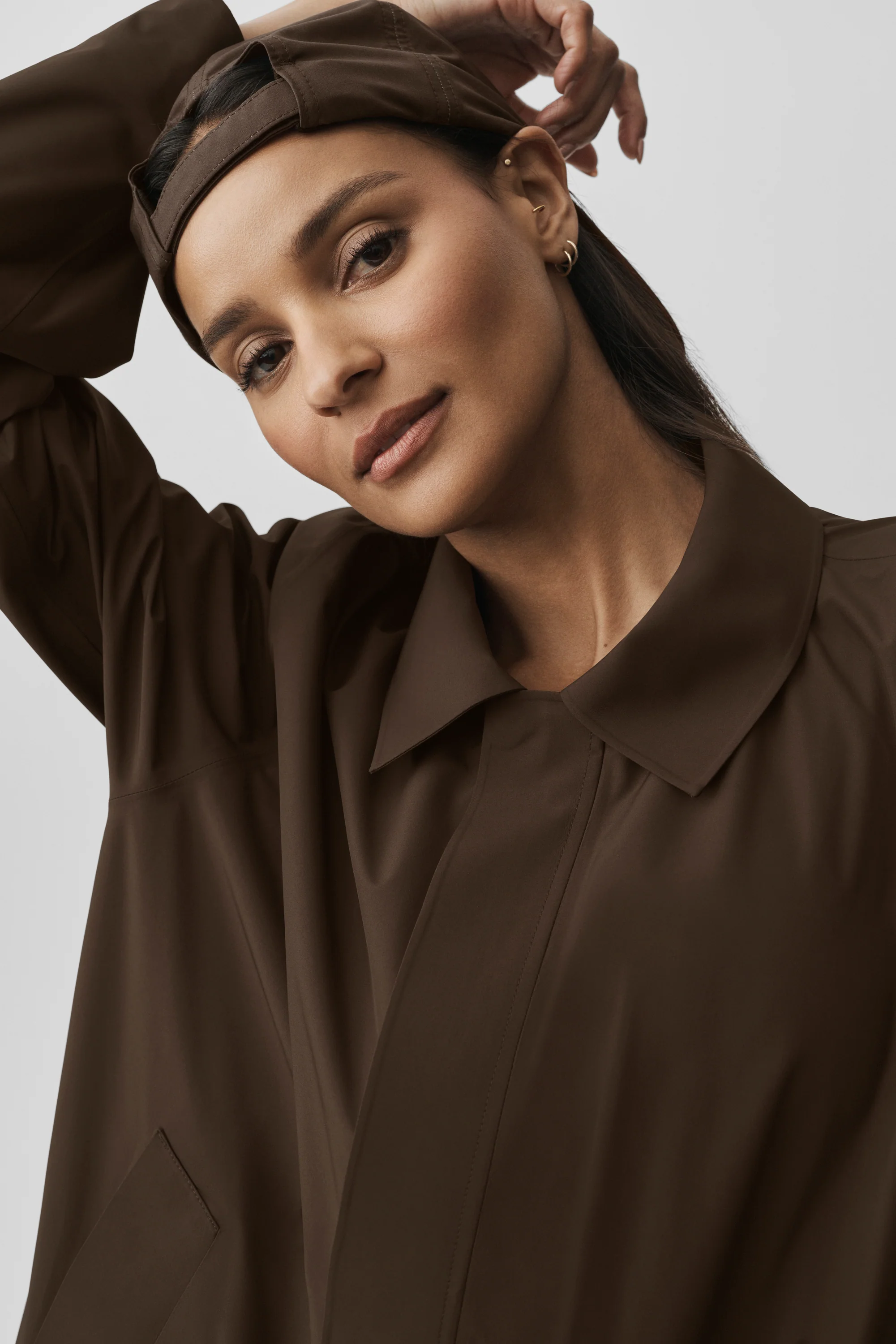 Sobrecamisa Alpha Shell em Espresso, uma camada feminina resistente à água