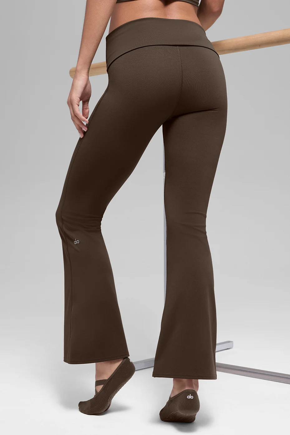 ALO Softsculpt Foldover Flare Leggings (kurz) – Espresso