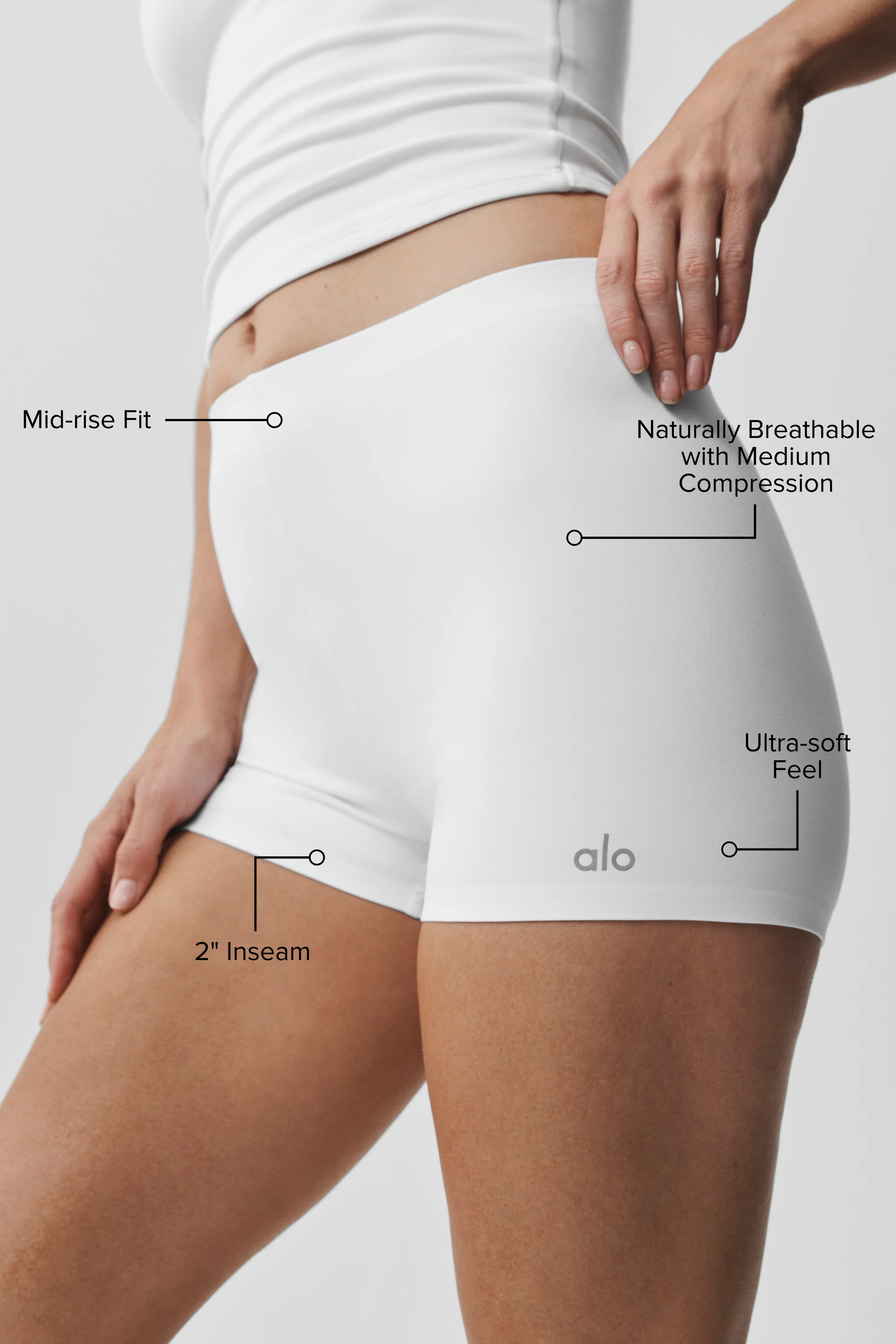 2" ALO Softsculpt mid-rise short in wit