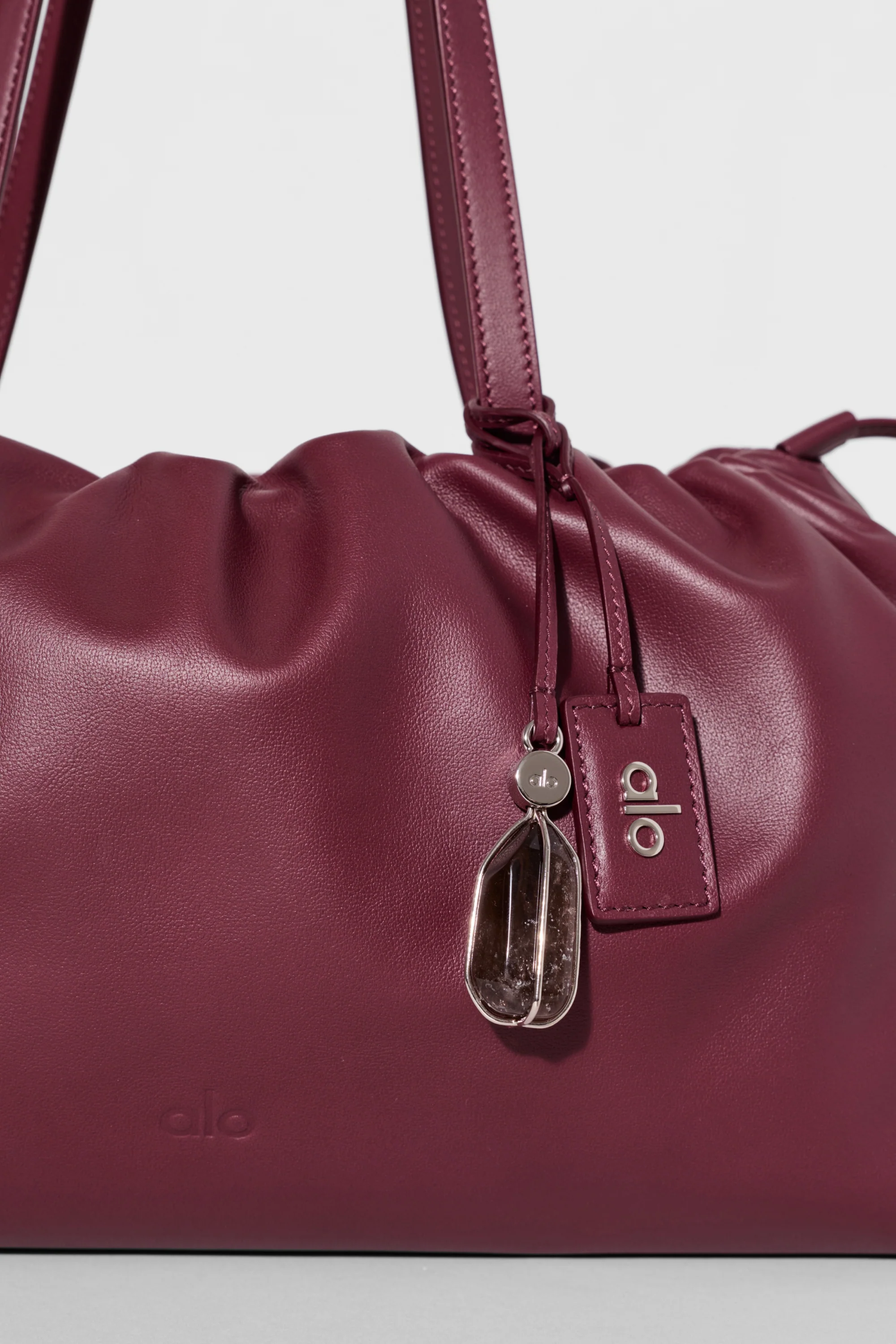 ALO Unwind Beuteltasche aus Bordeaux-Leder mit Kordelzug