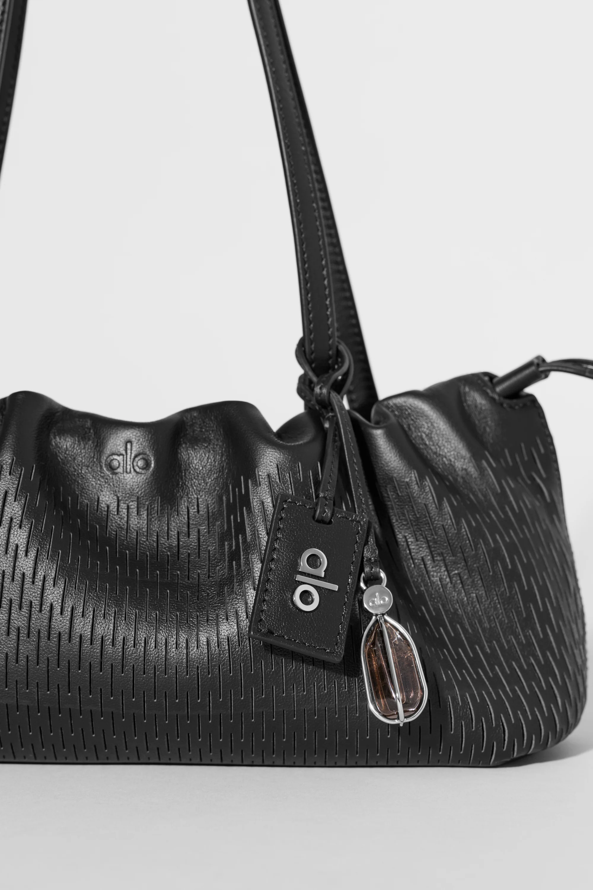 ALO Leather Mesh Mini Unwind Cinch Bag in Schwarz