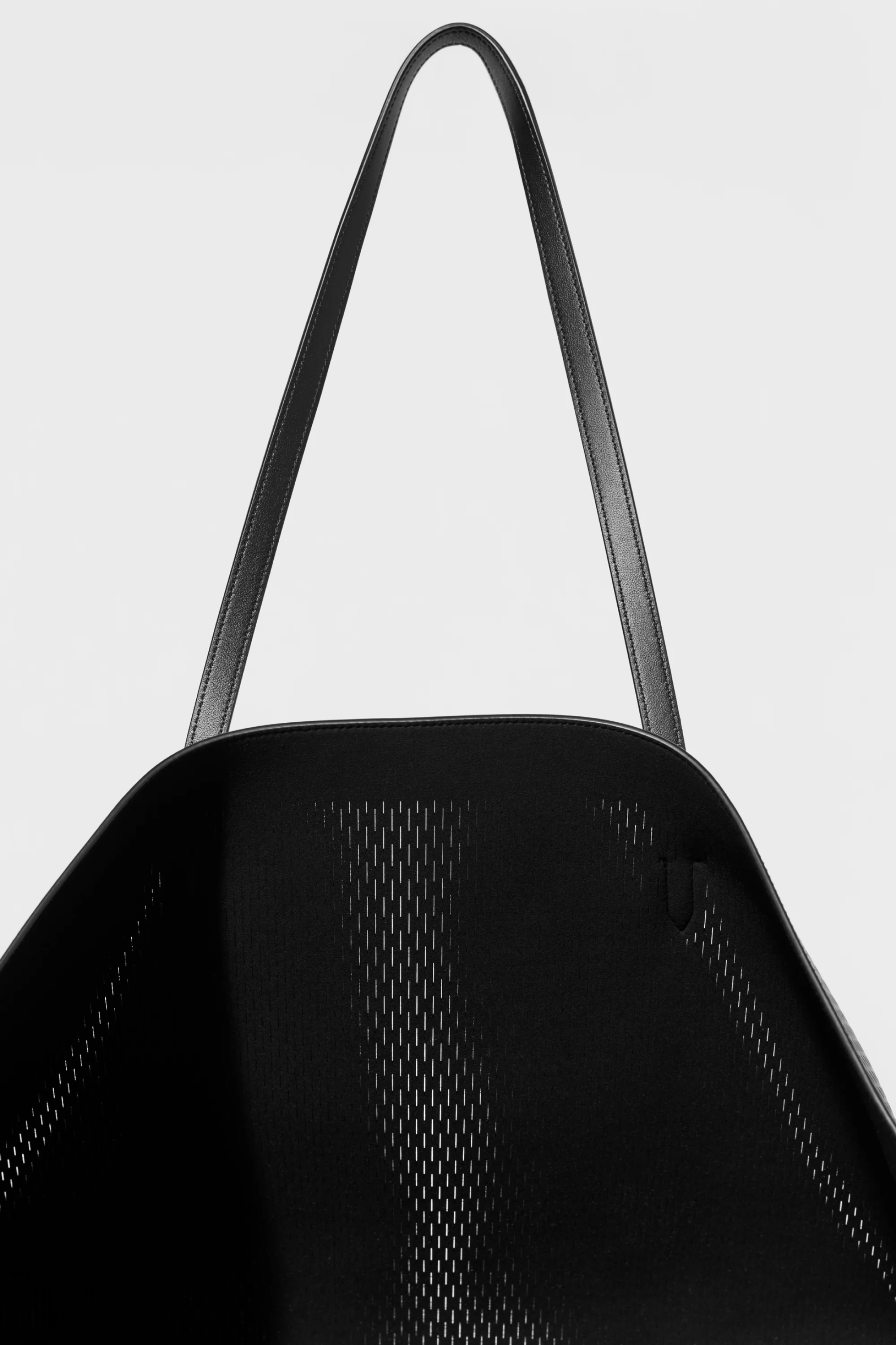 ALO Leather Mesh Tranquility Tote z czarnej skóry i siatki