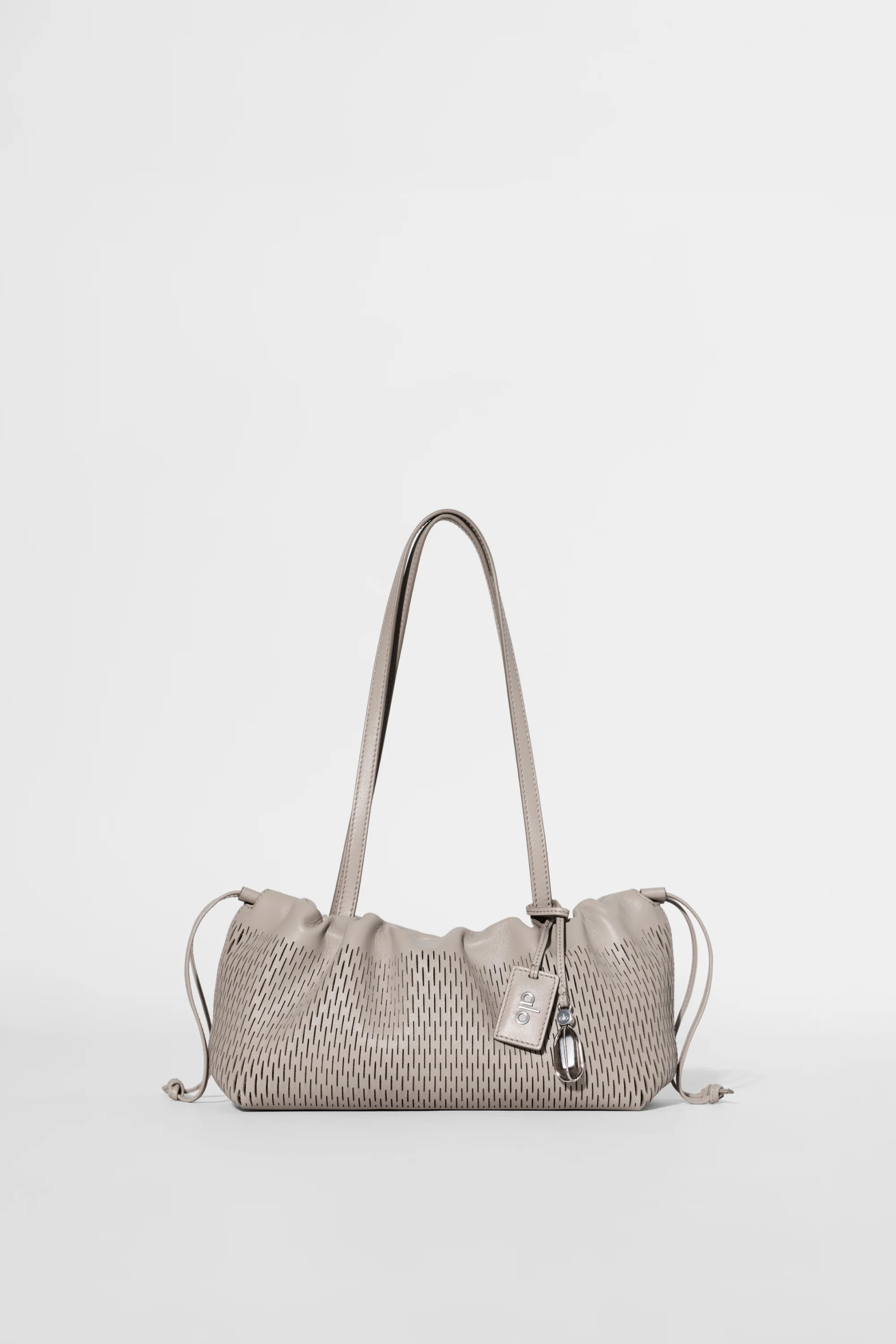 ALO Leather Mesh Mini Unwind Cinch-väska i Warm Gravel