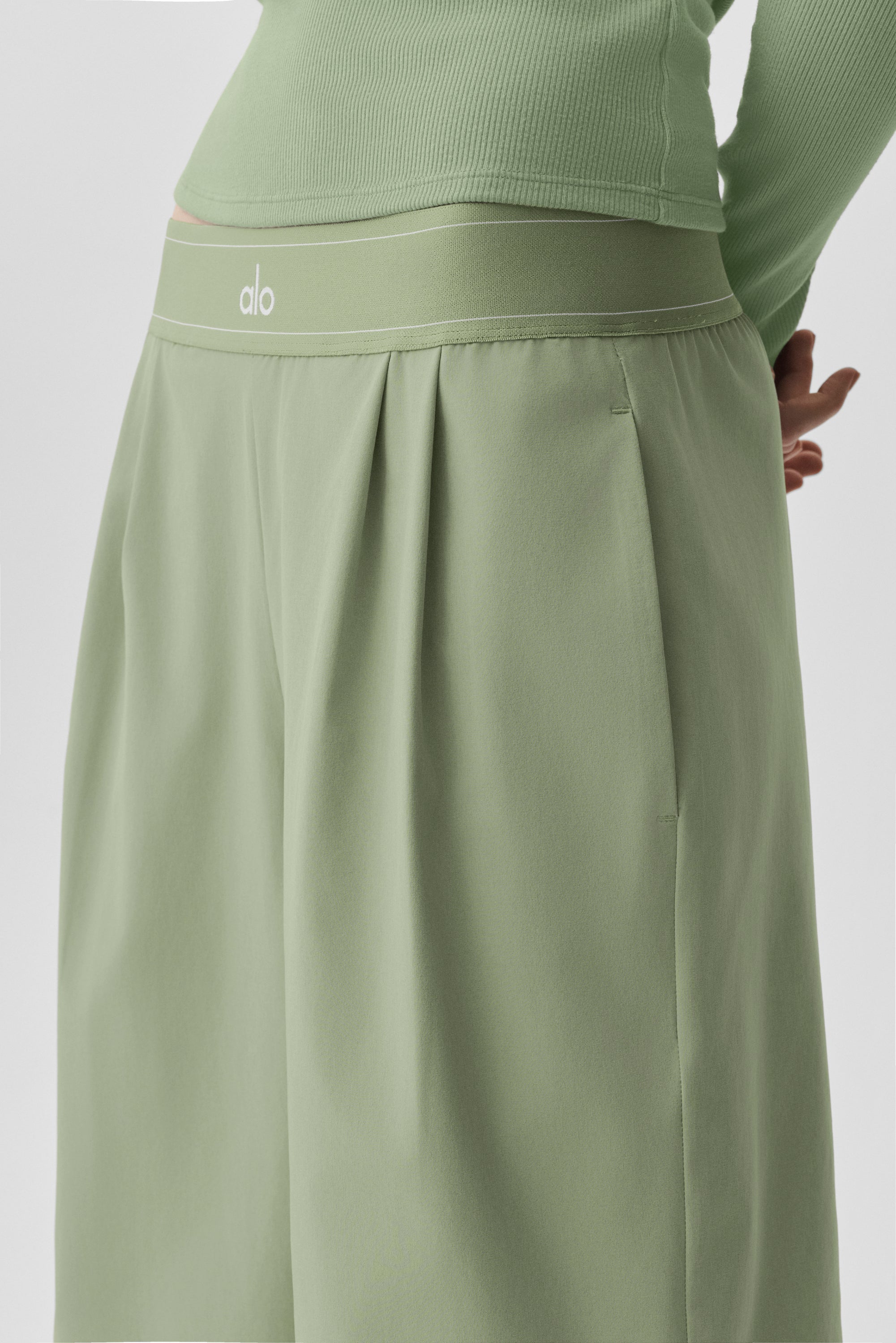 Suit Up Trouser Long in Dune Grass mit entspanntem, tailliertem Schnitt