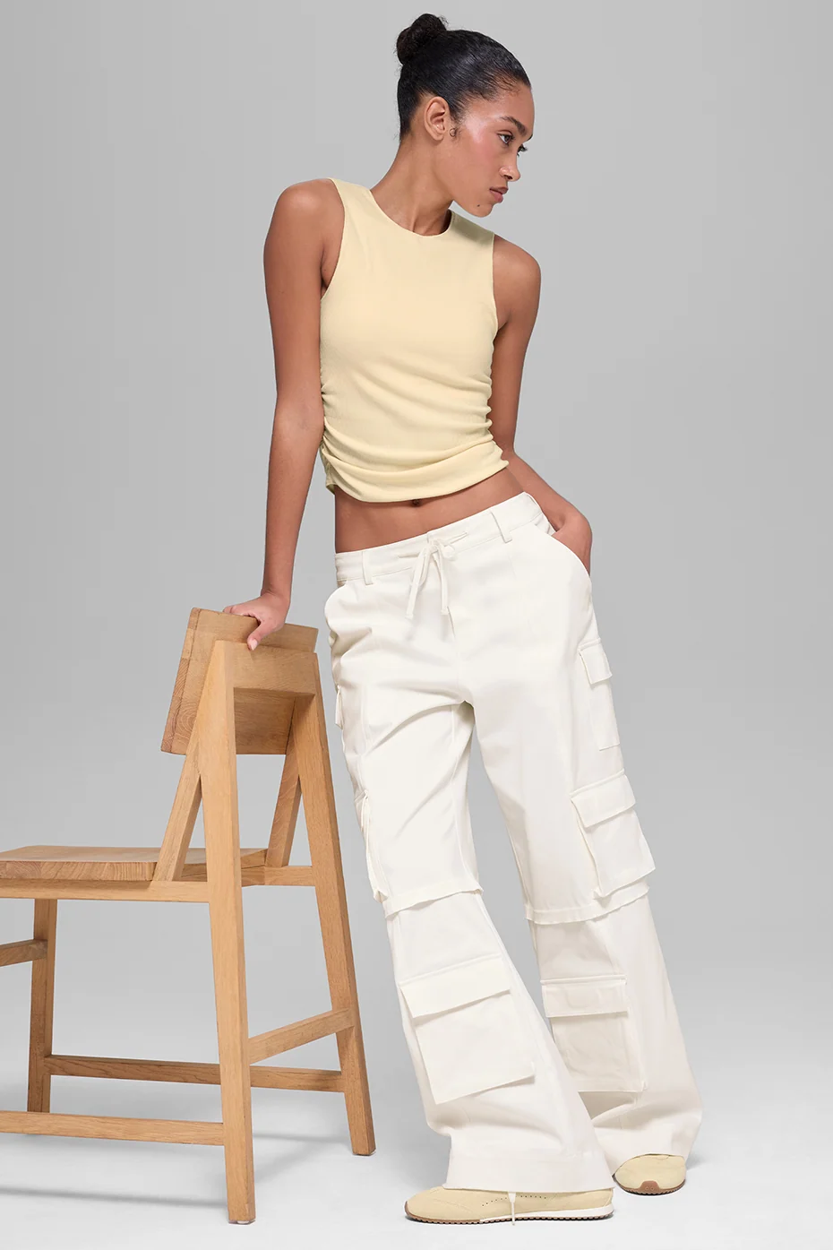 Mid-Rise Scout Cargo Pant i Ivory med Relaxed Fit og snøre