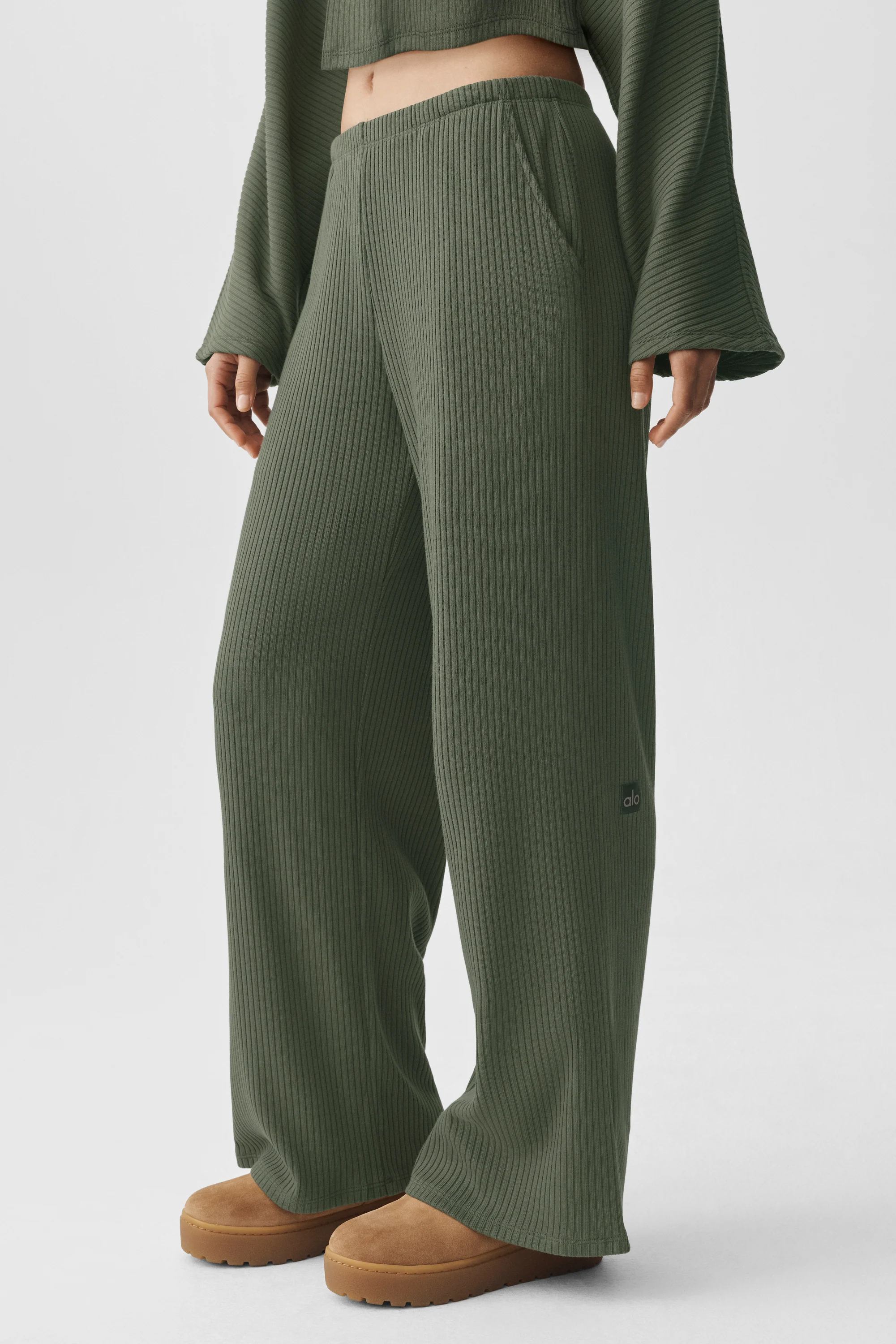 Pantalone Reset a vita media a coste in Bamboo Green, gamba dritta