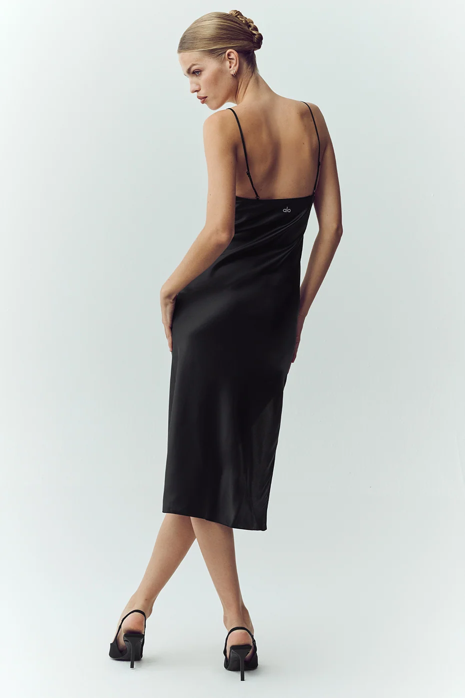Lumineszierendes Seiden-Slipdress in Schwarz mit hohem Seitenschlitz