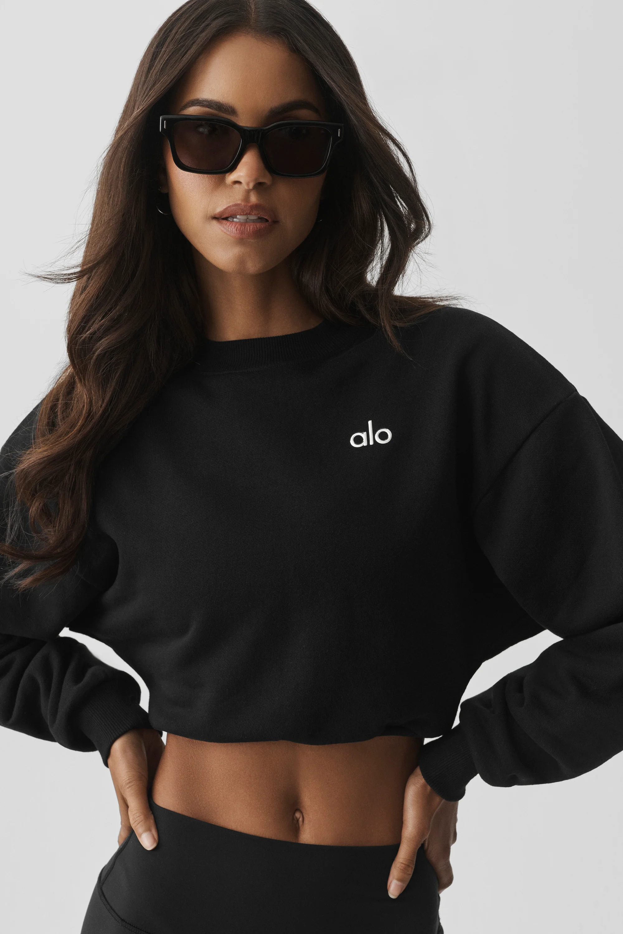 Sweat col rond Accolade court noir à ourlet à la taille