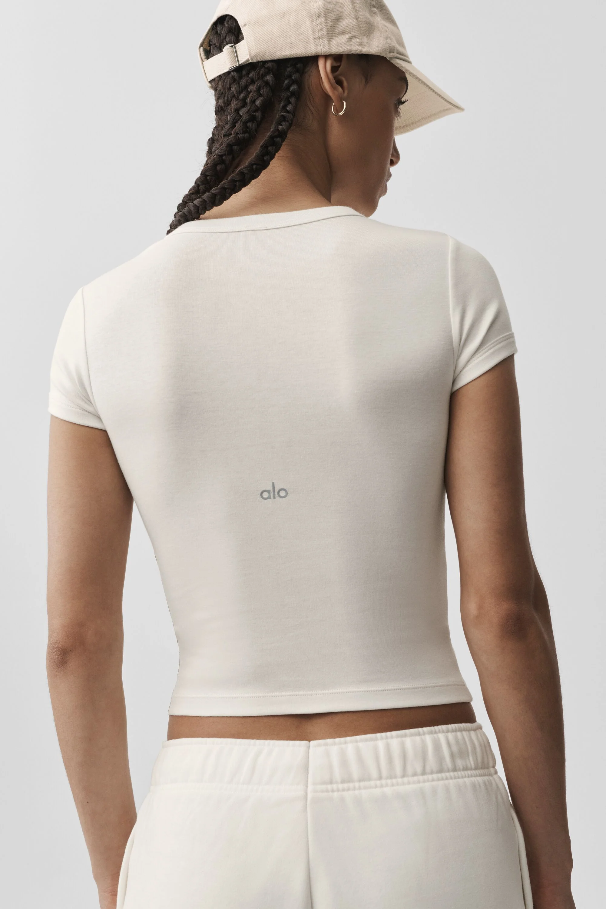 T-shirt Timeless in avorio: top morbido in misto cotone con taglio all'altezza della vita