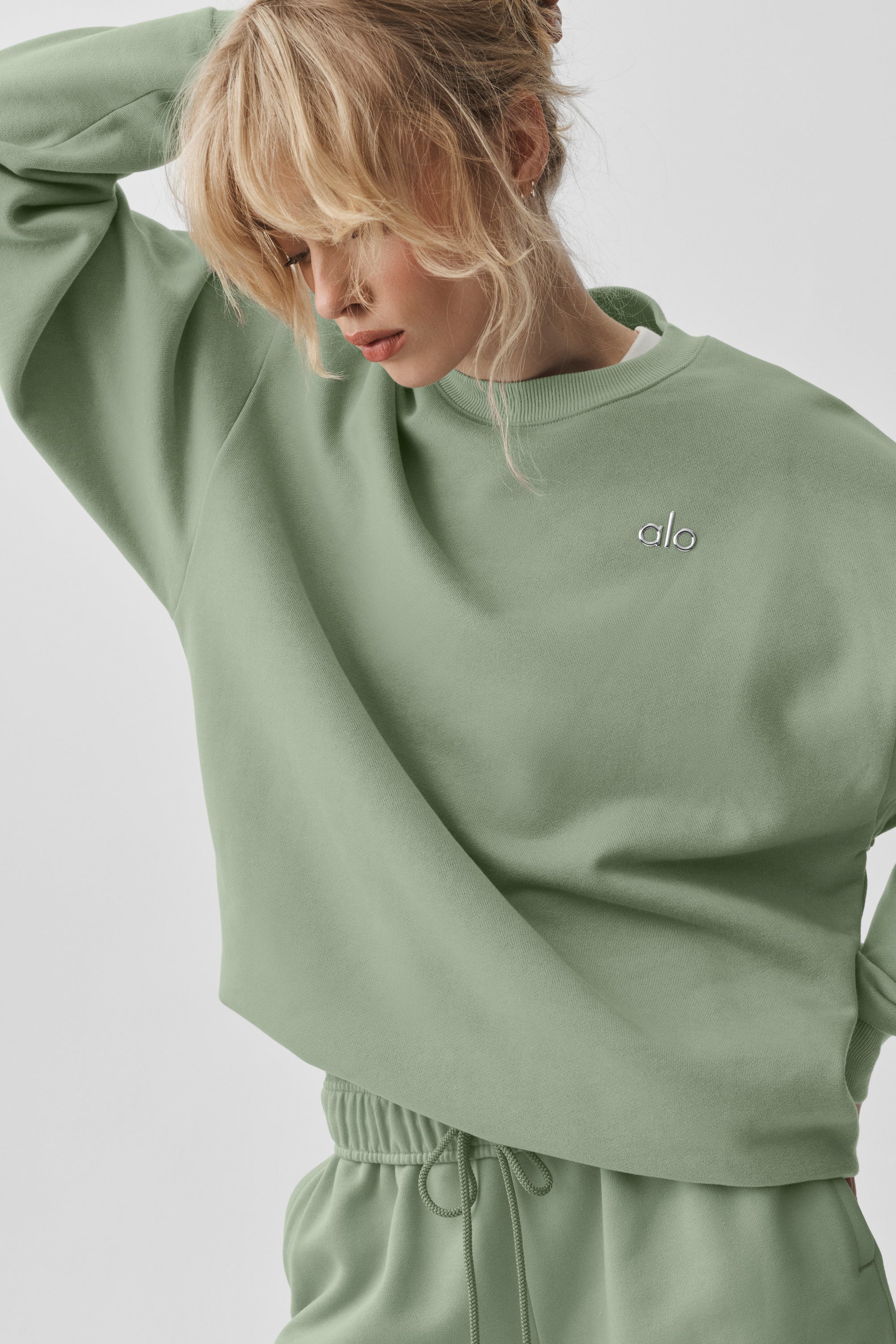 Accolade Crew Neck Pullover Sweatshirt in Dune Grass