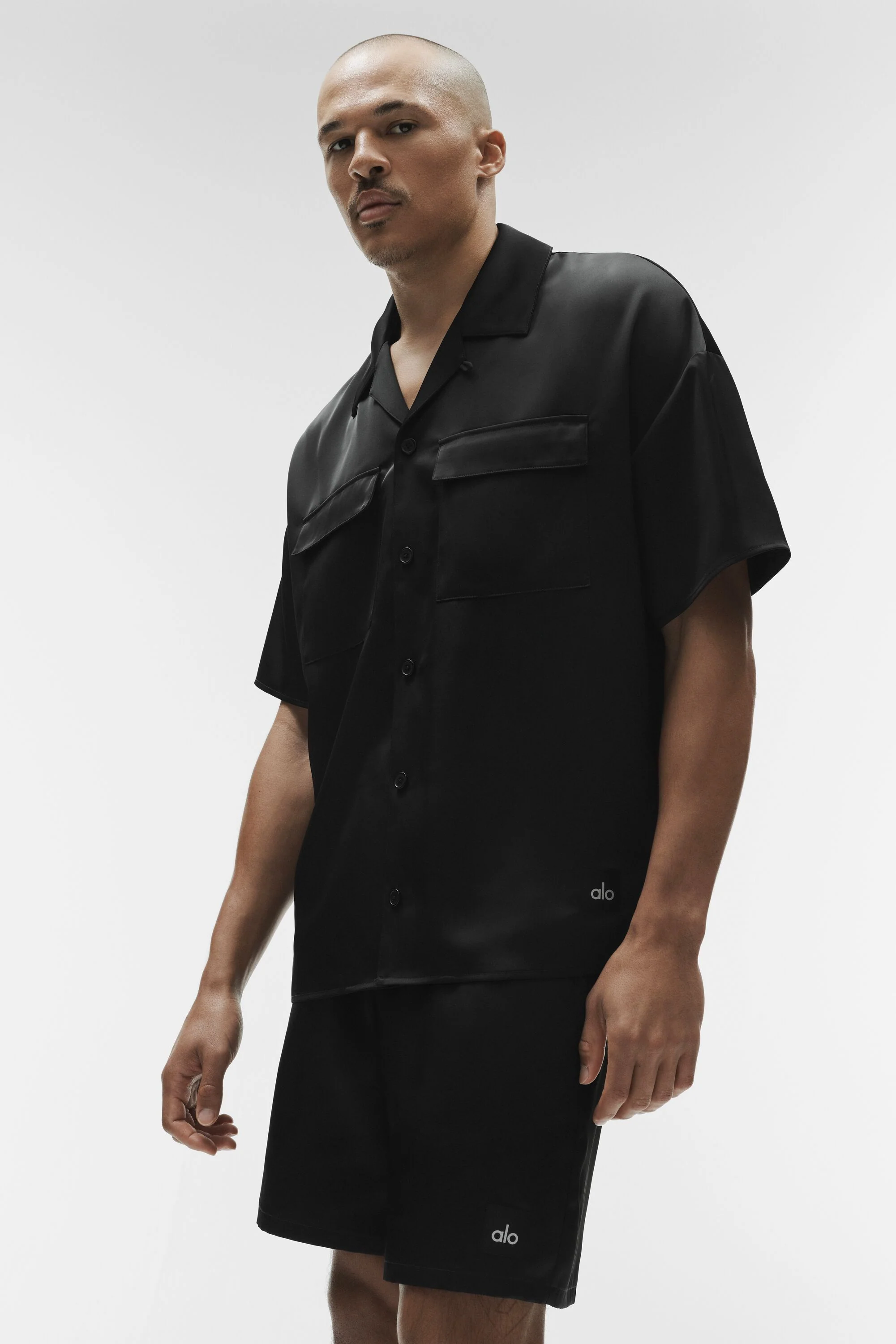 Camisa de botones de manga corta Satin Horizon en negro