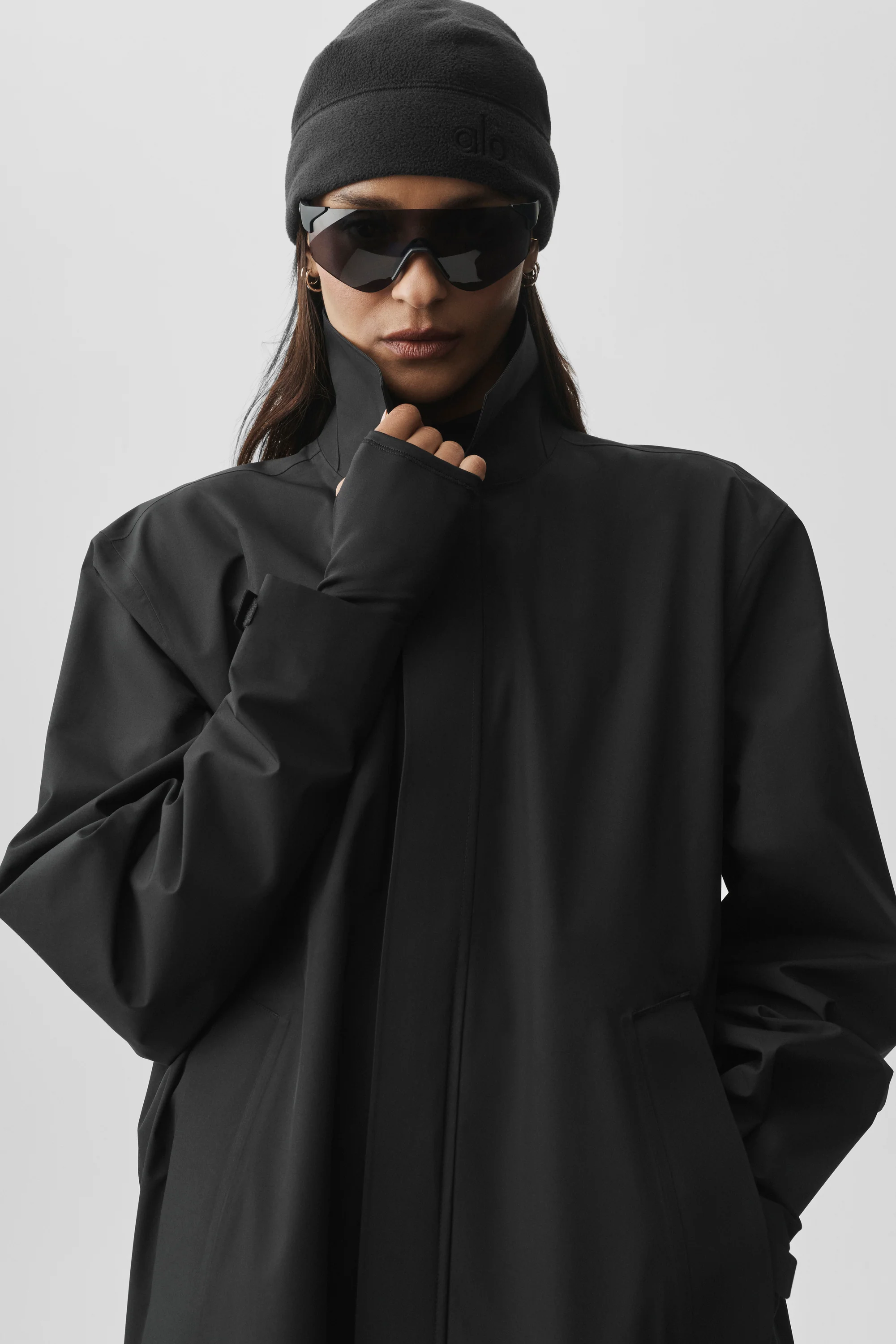 Manteau long Alpha Shell noir avec coutures thermocollées et fentes latérales