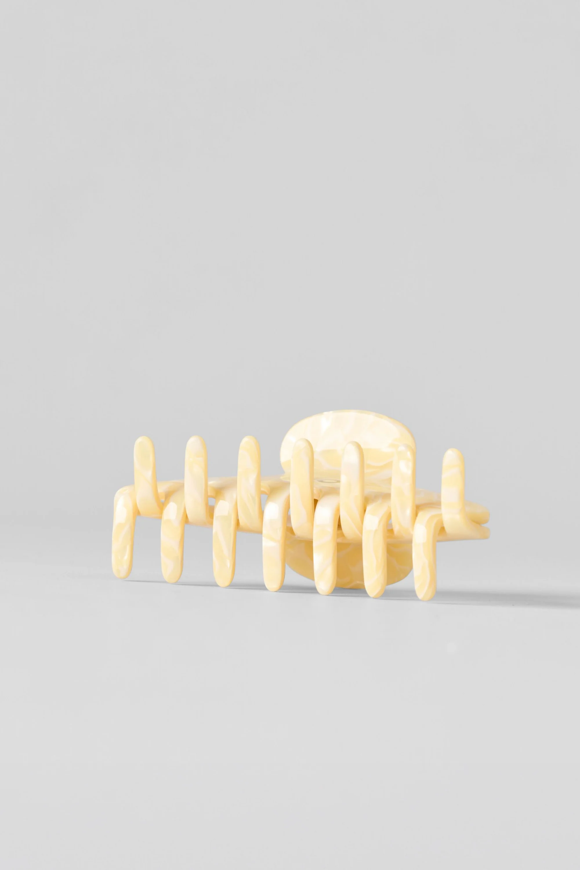 90's Claw Clip in Warm Butter Pearl for All Hair Lengths
