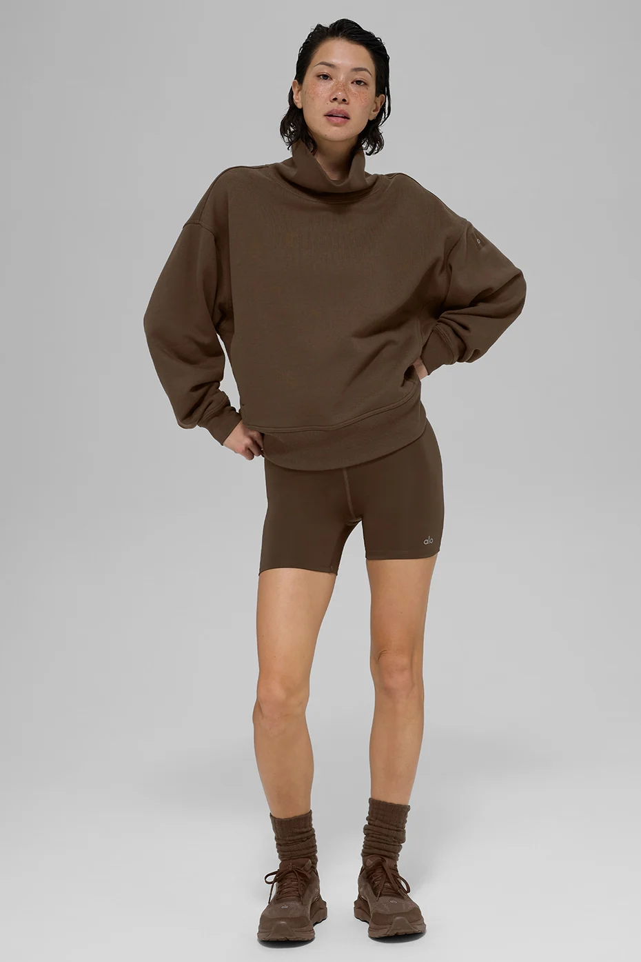 Hazy Mock Neck Pullover w kolorze Espresso, fason oversize