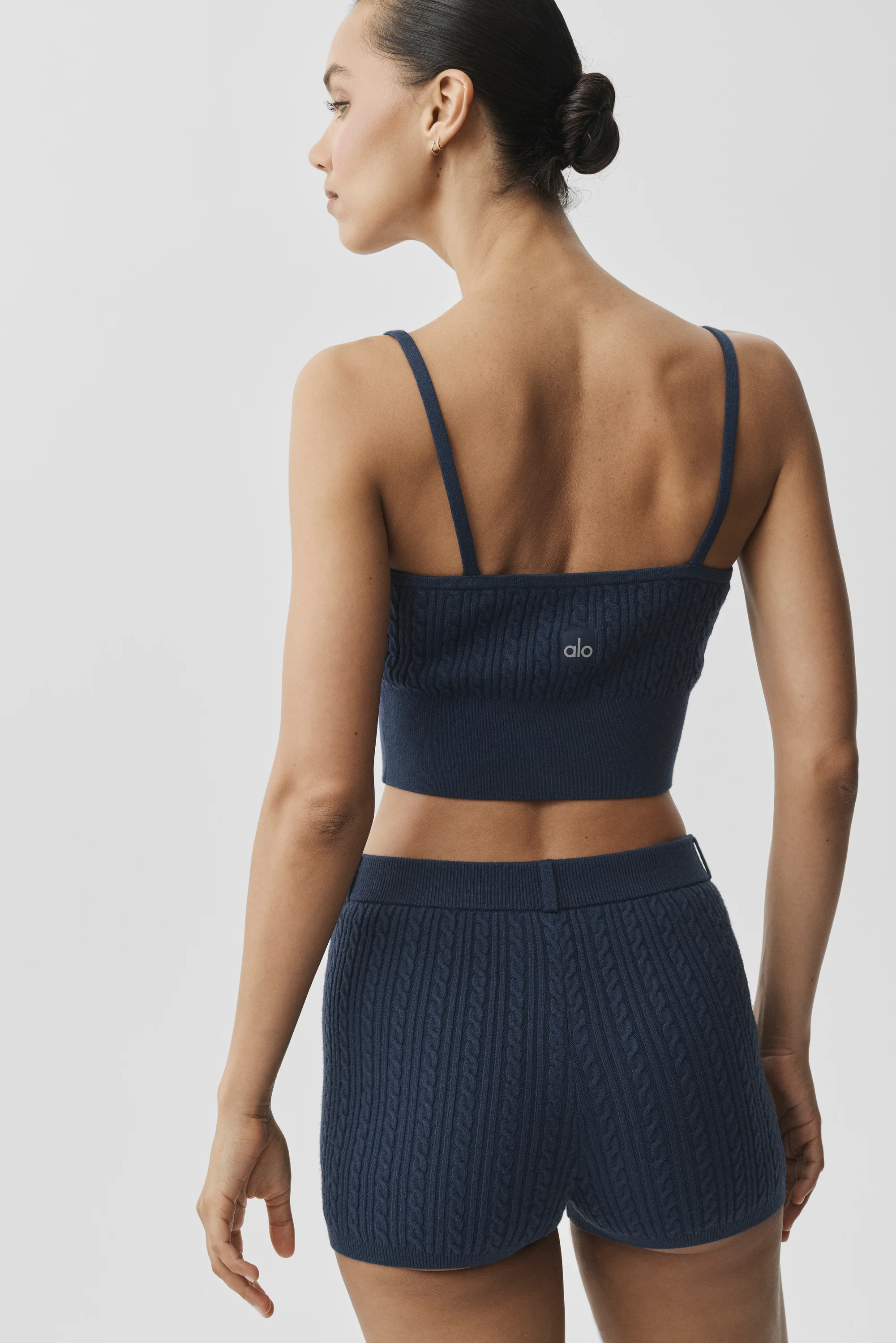Top a maglia mini con trecce blu navy, crop in maglia grossa a trecce