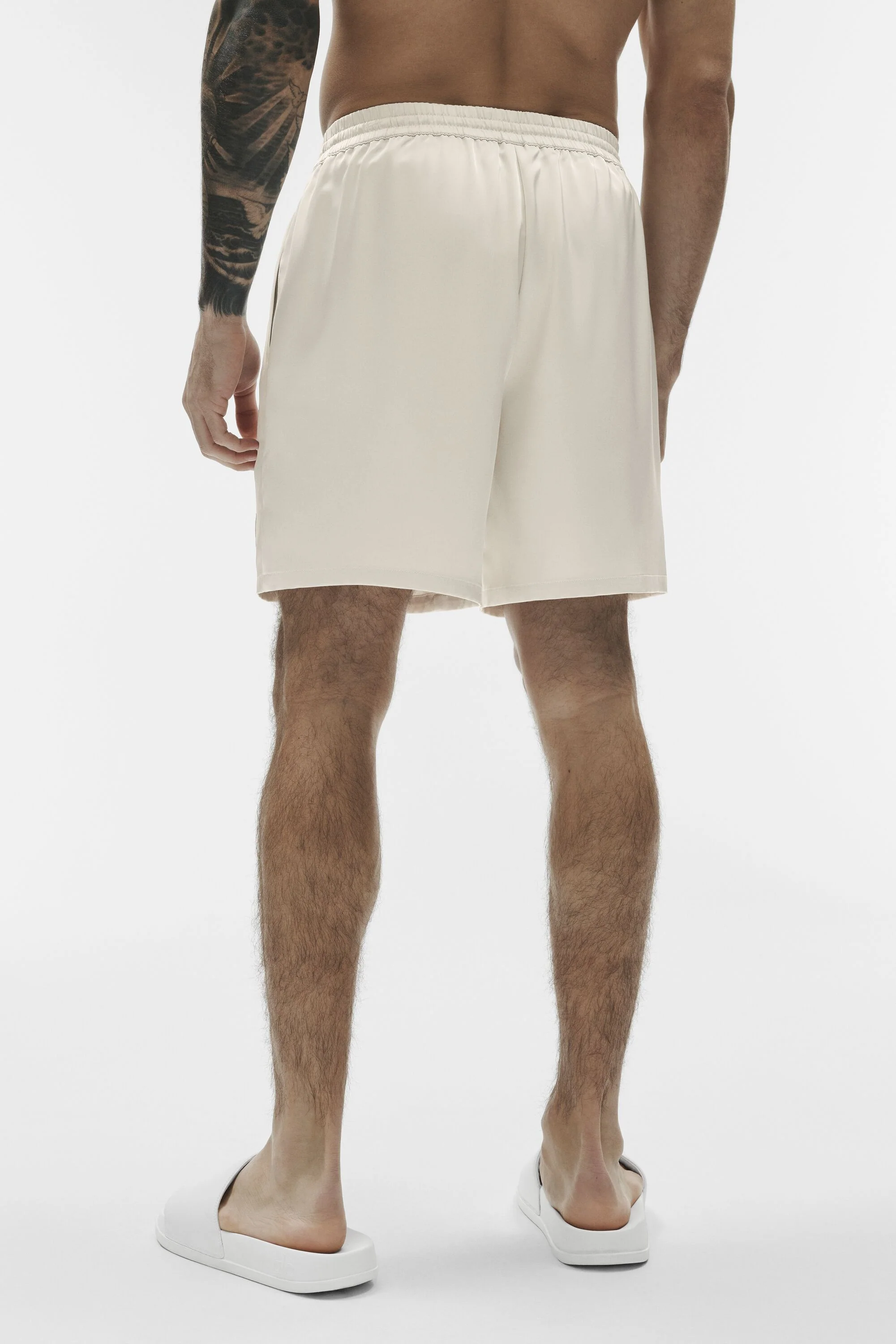 Satin Horizon short in bone, 7 inch lengte