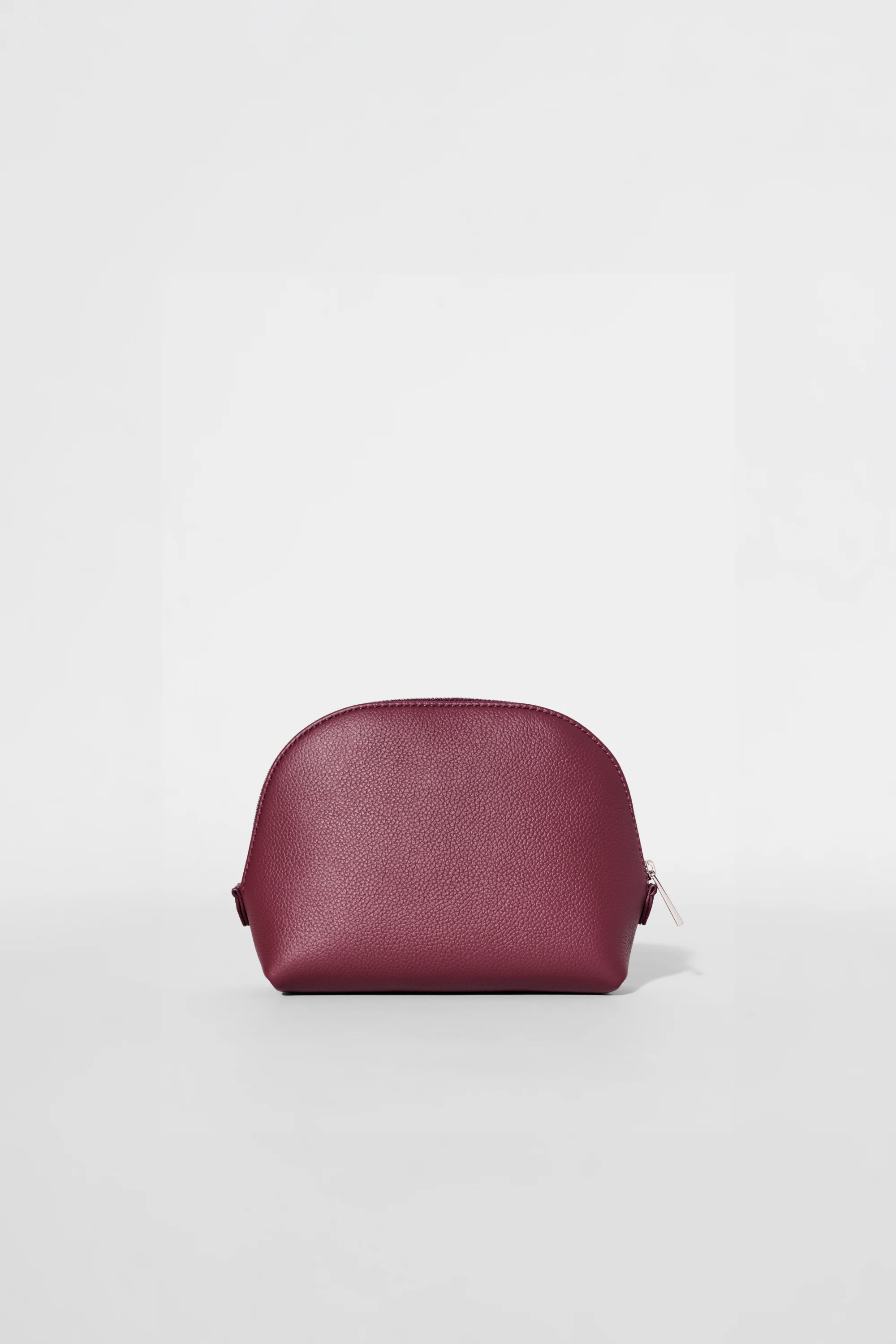 Kleine Crescent Pouch aus Bordeaux-Leder mit Messingreißverschluss