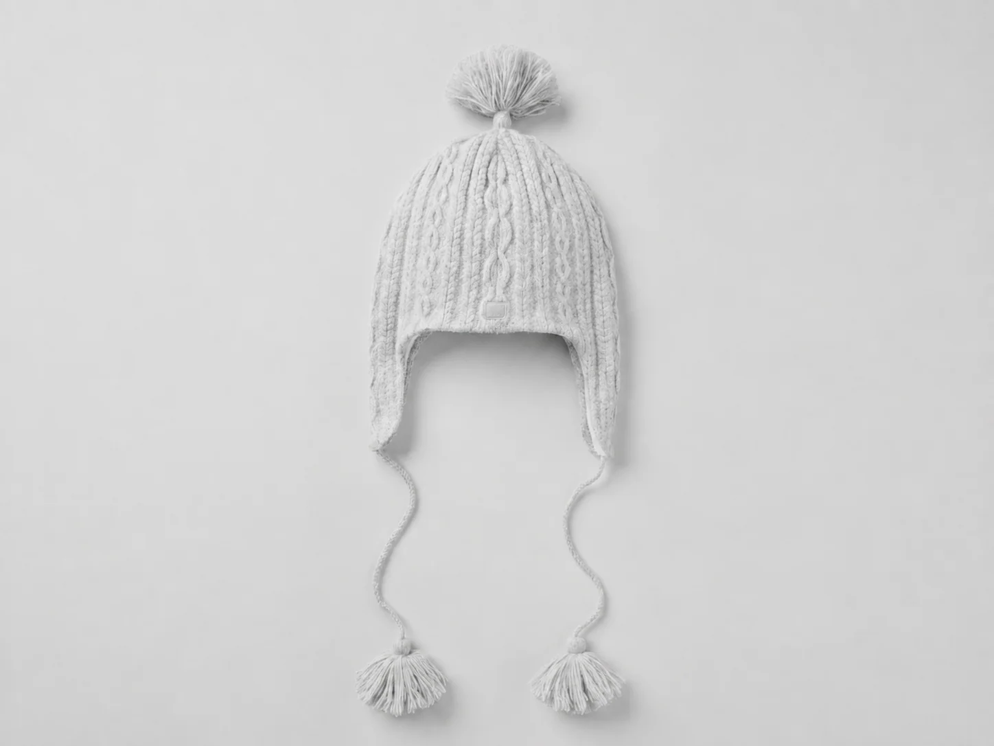 Zopfmuster-Wintermütze mit Ohrenklappen in Athletic Heather Grey